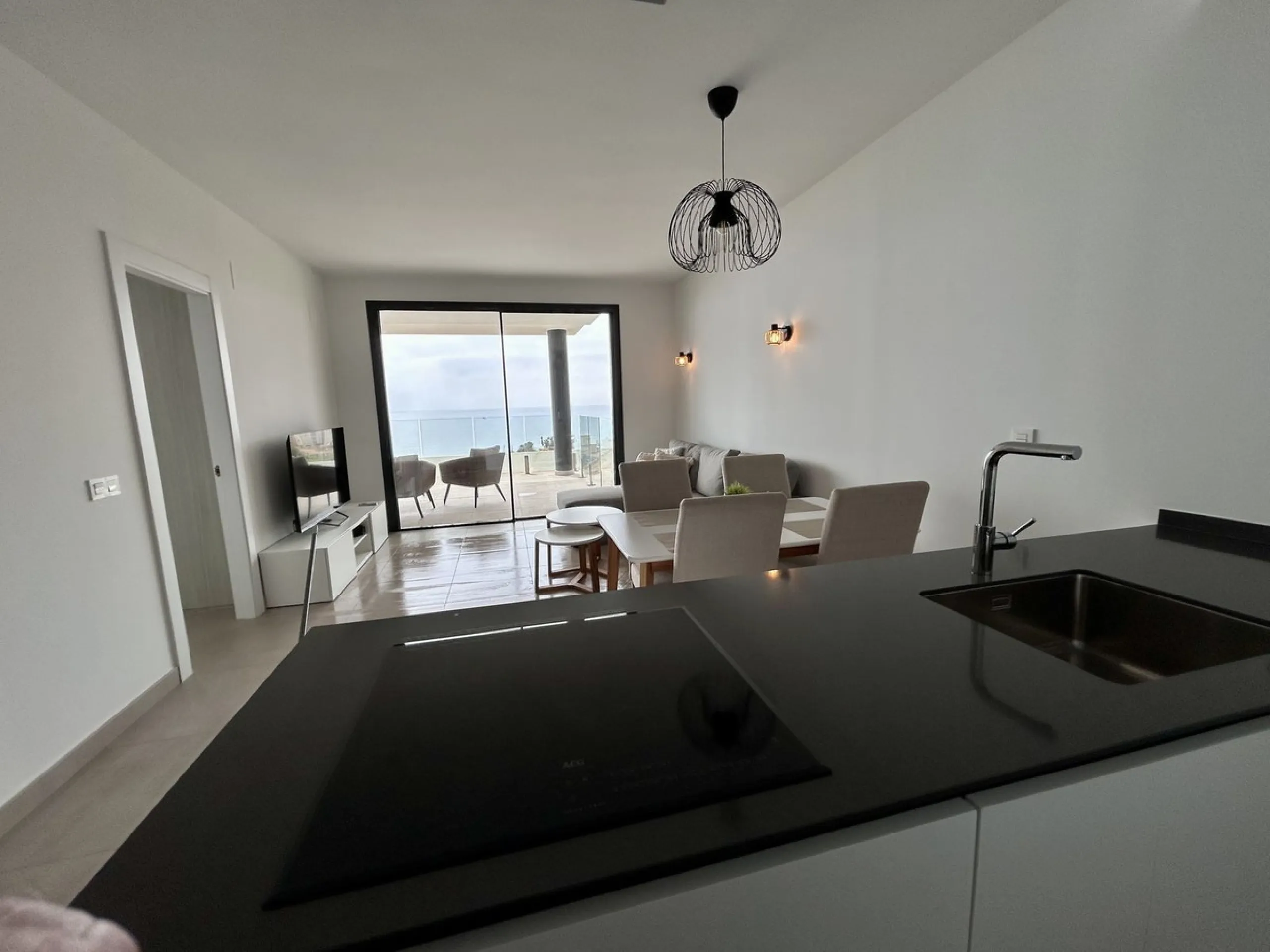 Seaviews Reserve is a residential complex facing the sea with fantastic terraces, which invite you to live, feel and see the sea, as an everyday part of your life. This 2 bedrooms and 2 bathrooms apartment offers great panoramic and open sea views in quie