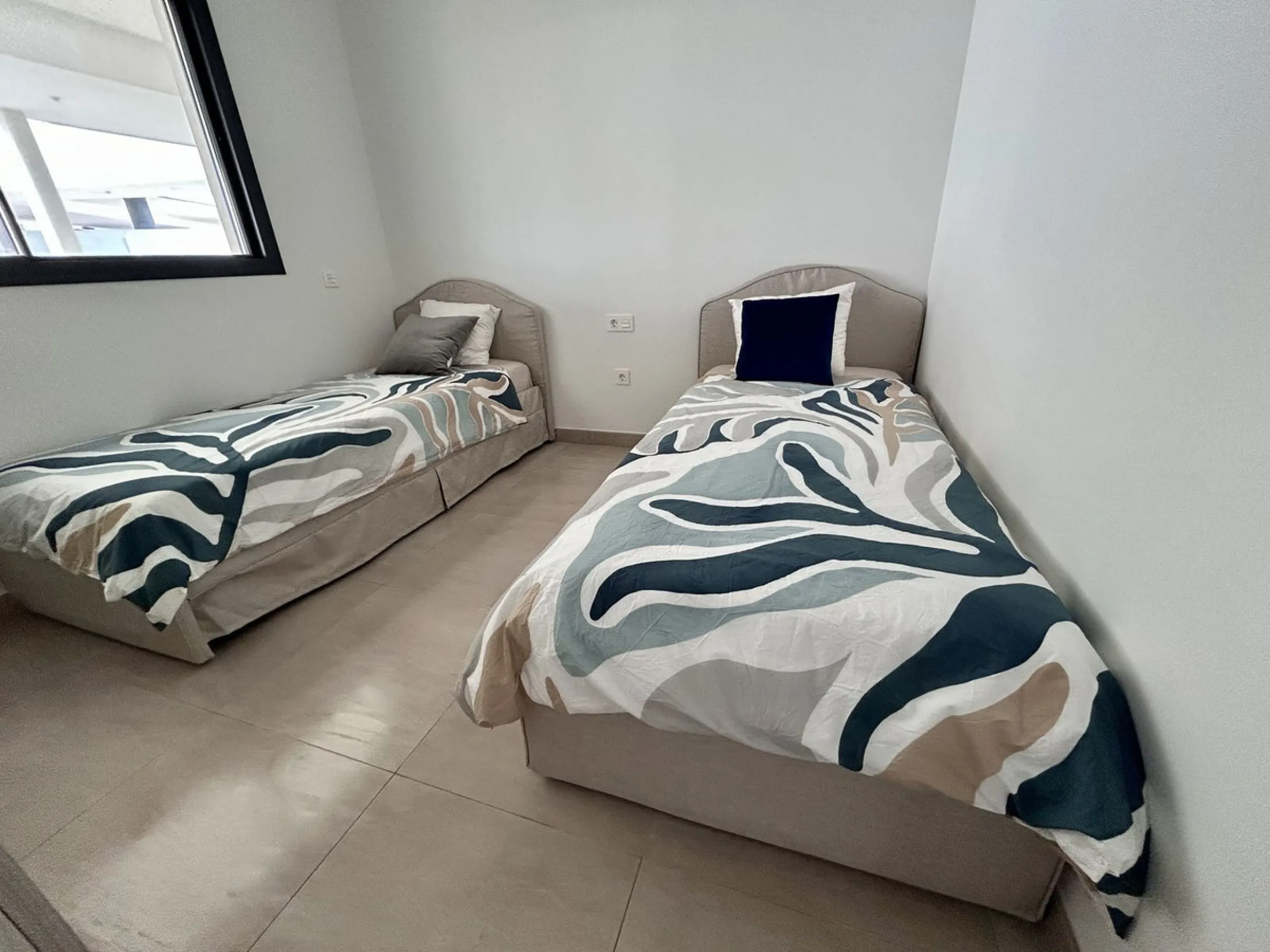 Seaviews Reserve is a residential complex facing the sea with fantastic terraces, which invite you to live, feel and see the sea, as an everyday part of your life. This 2 bedrooms and 2 bathrooms apartment offers great panoramic and open sea views in quie