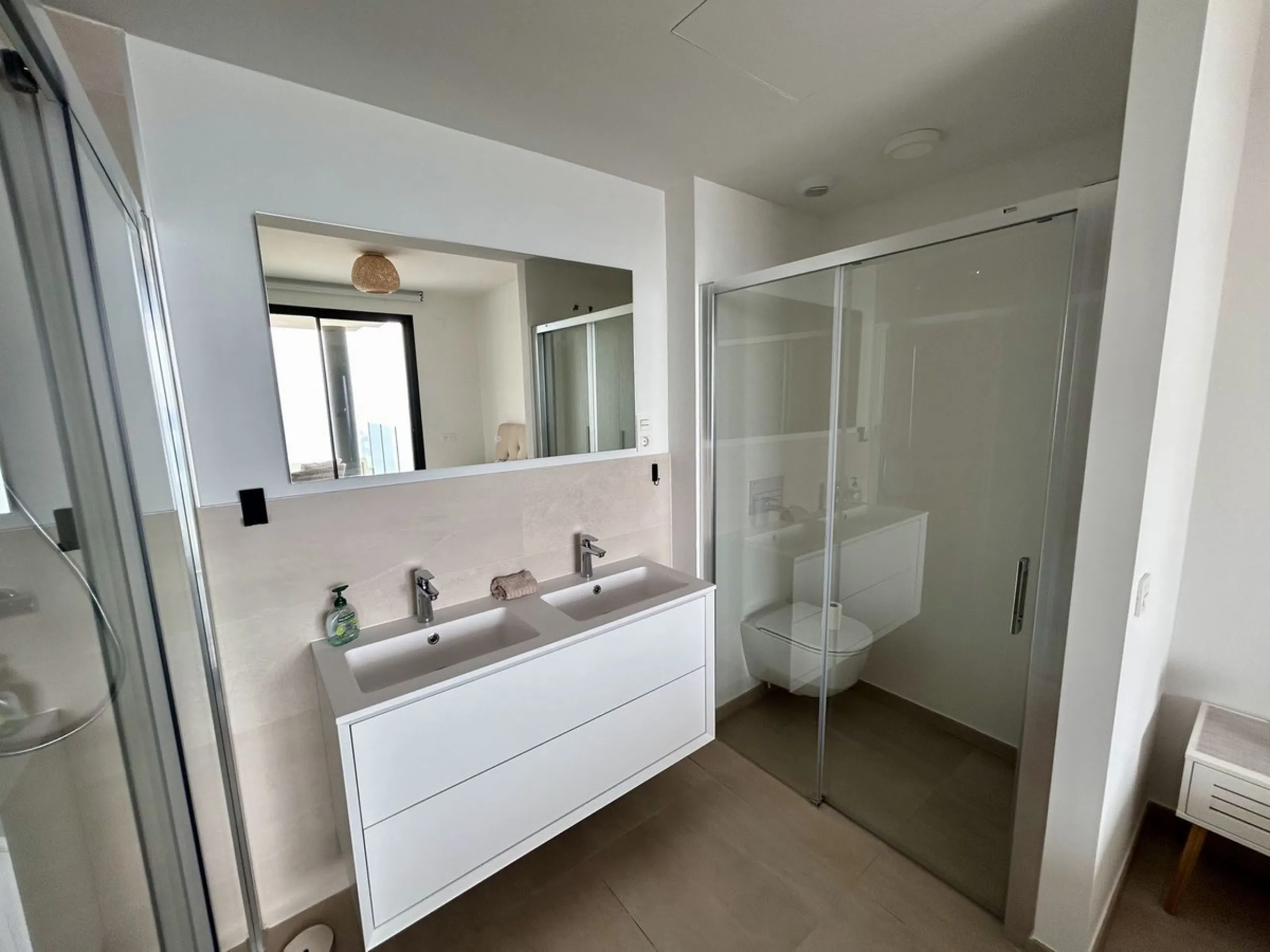 Seaviews Reserve is a residential complex facing the sea with fantastic terraces, which invite you to live, feel and see the sea, as an everyday part of your life. This 2 bedrooms and 2 bathrooms apartment offers great panoramic and open sea views in quie