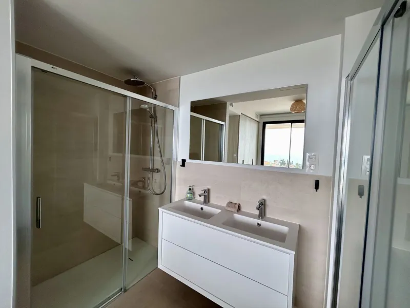 Seaviews Reserve is a residential complex facing the sea with fantastic terraces, which invite you to live, feel and see the sea, as an everyday part of your life. This 2 bedrooms and 2 bathrooms apartment offers great panoramic and open sea views in quie