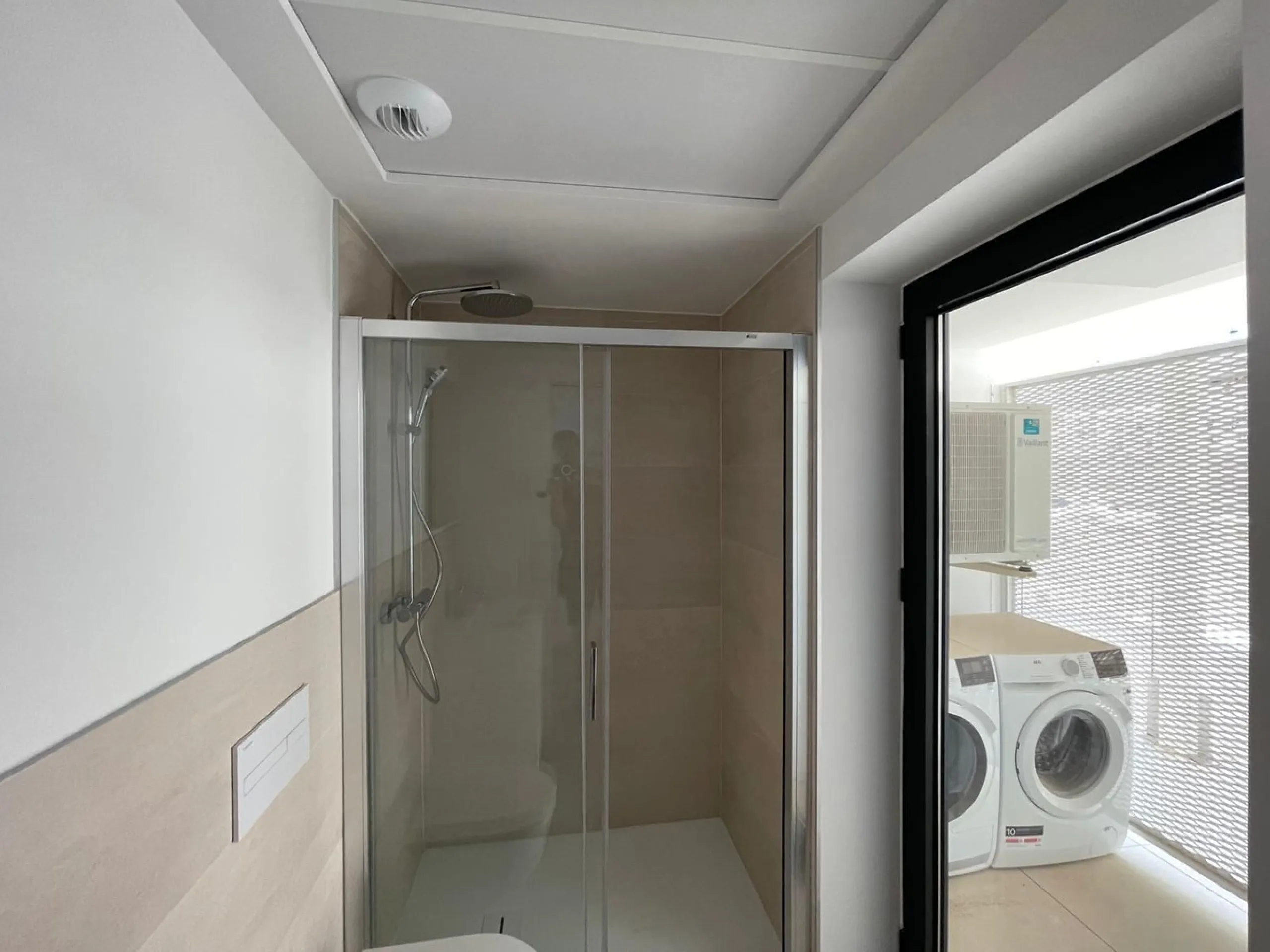 Seaviews Reserve is a residential complex facing the sea with fantastic terraces, which invite you to live, feel and see the sea, as an everyday part of your life. This 2 bedrooms and 2 bathrooms apartment offers great panoramic and open sea views in quie