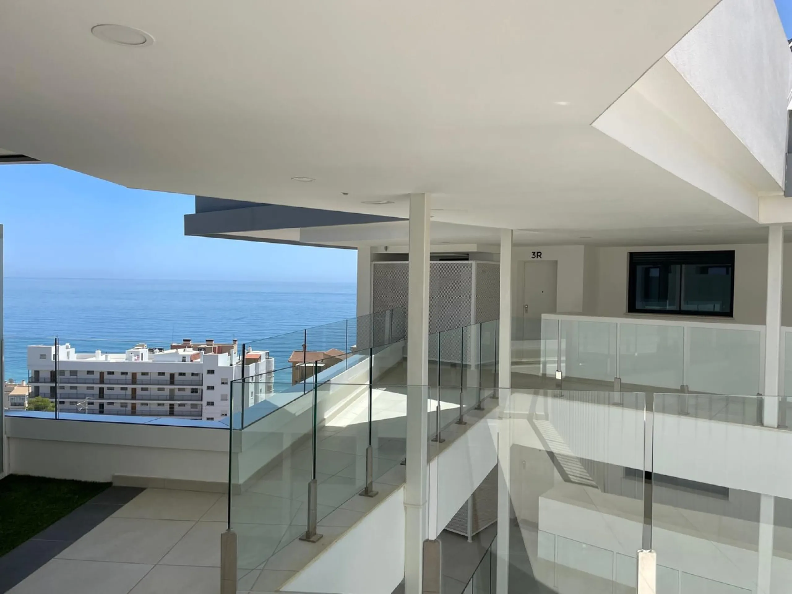 Seaviews Reserve is a residential complex facing the sea with fantastic terraces, which invite you to live, feel and see the sea, as an everyday part of your life. This 2 bedrooms and 2 bathrooms apartment offers great panoramic and open sea views in quie
