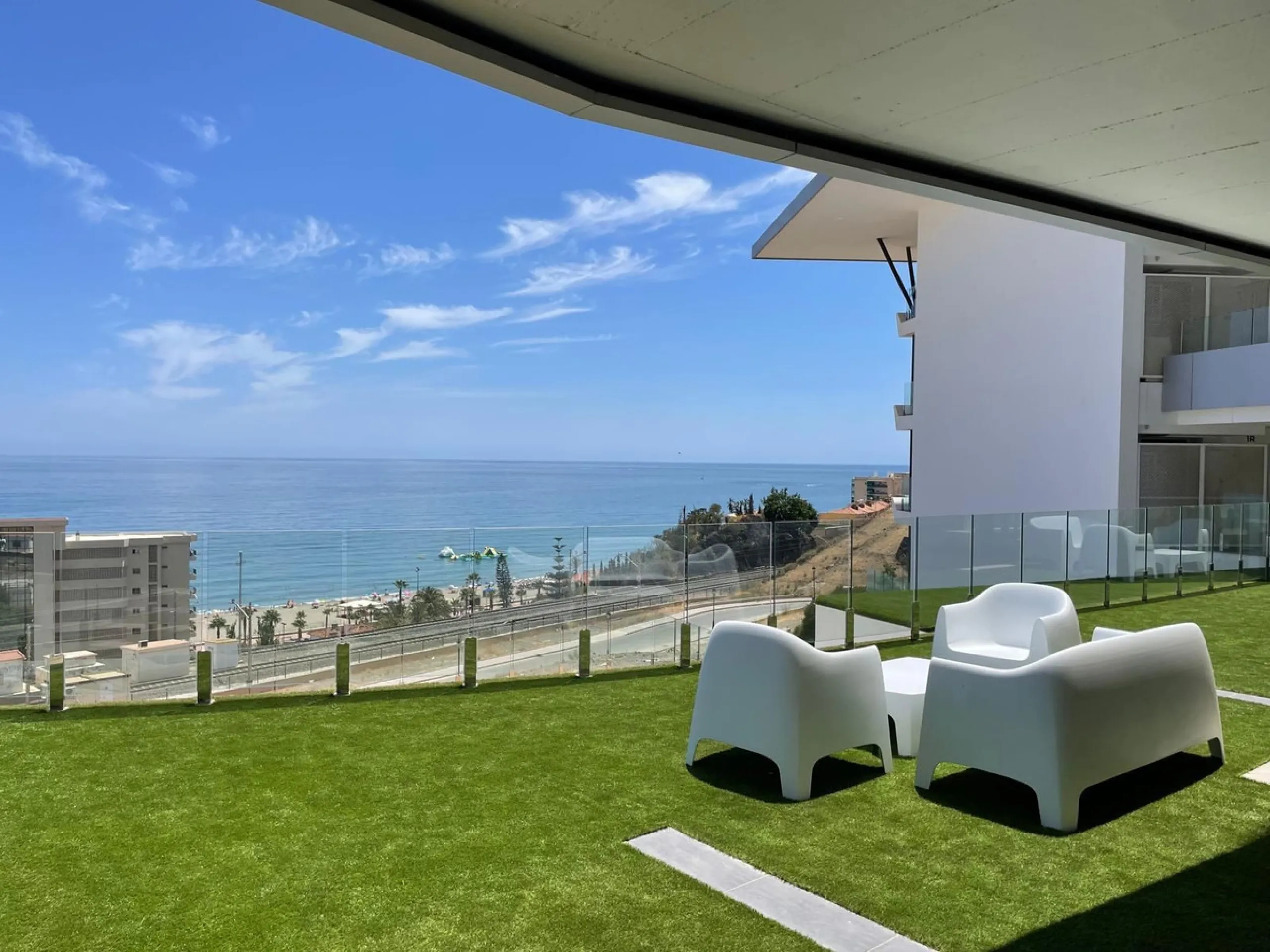 Seaviews Reserve is a residential complex facing the sea with fantastic terraces, which invite you to live, feel and see the sea, as an everyday part of your life. This 2 bedrooms and 2 bathrooms apartment offers great panoramic and open sea views in quie