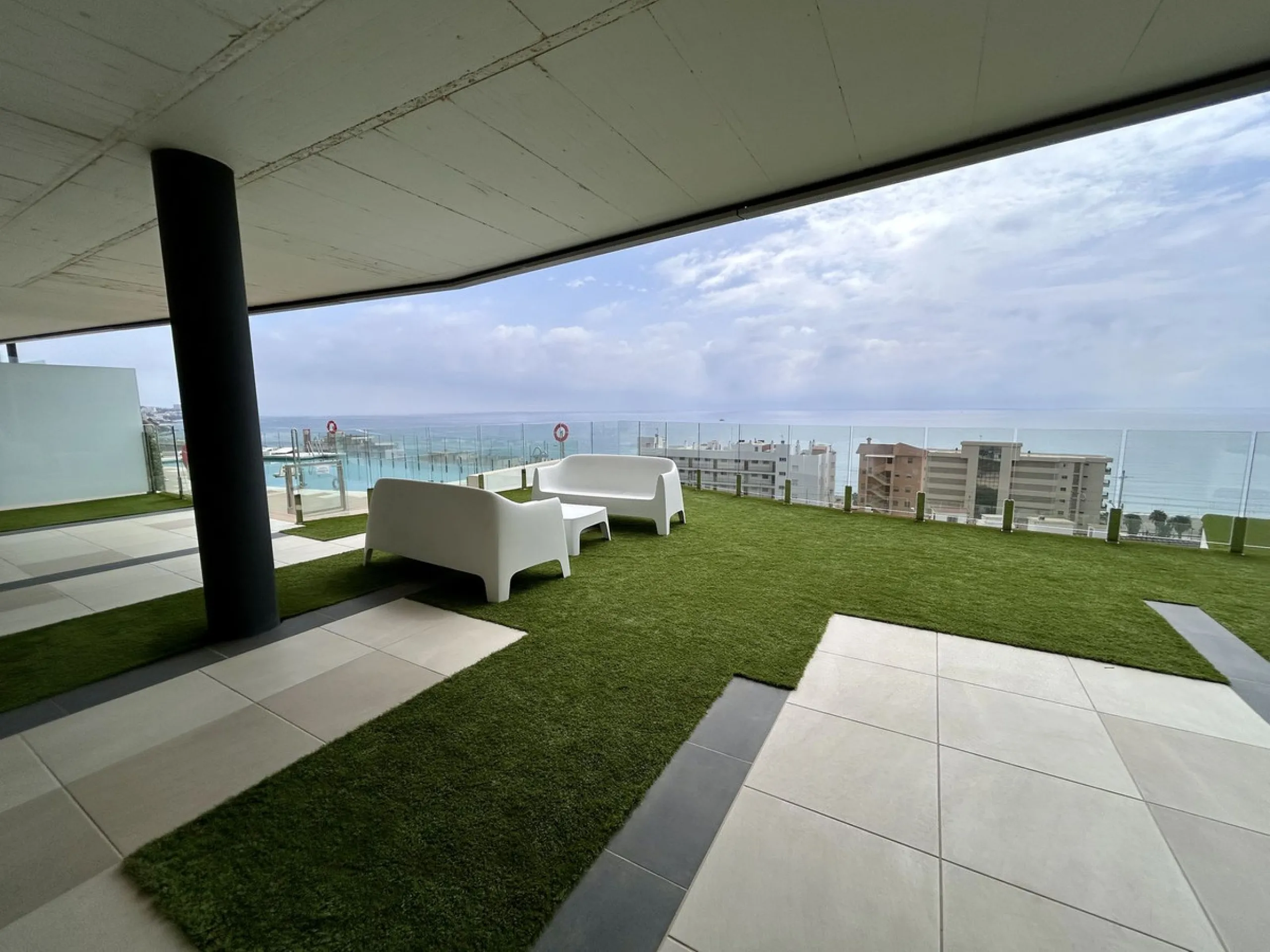 Seaviews Reserve is a residential complex facing the sea with fantastic terraces, which invite you to live, feel and see the sea, as an everyday part of your life. This 2 bedrooms and 2 bathrooms apartment offers great panoramic and open sea views in quie