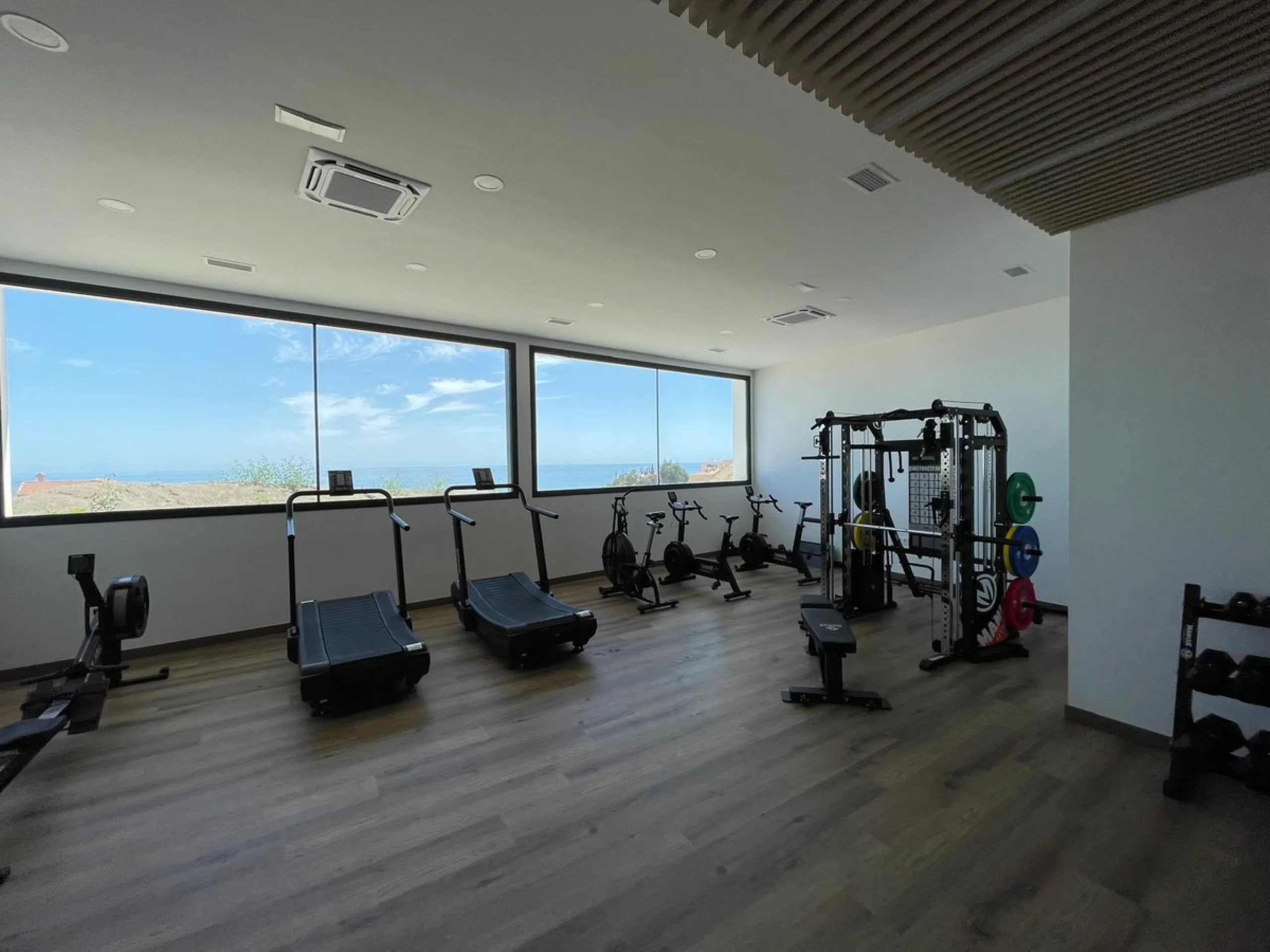 Seaviews Reserve is a residential complex facing the sea with fantastic terraces, which invite you to live, feel and see the sea, as an everyday part of your life. This 2 bedrooms and 2 bathrooms apartment offers great panoramic and open sea views in quie