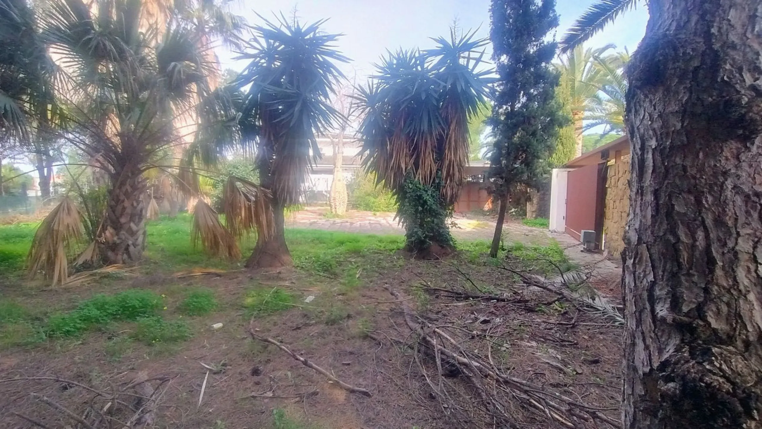 Plot for sale with an exclusive Luxury Villa project.