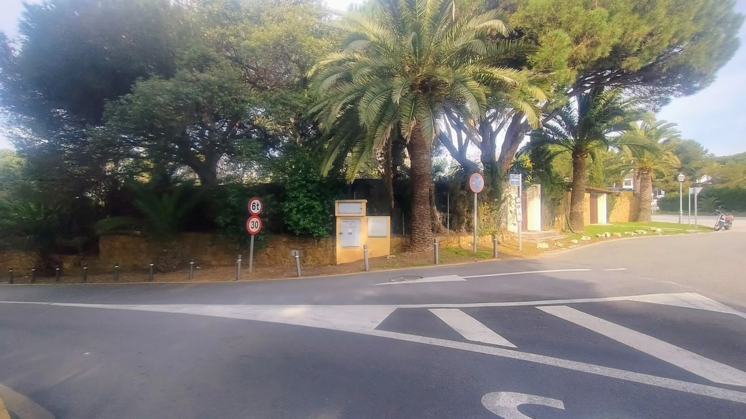 Plot for sale with an exclusive Luxury Villa project.