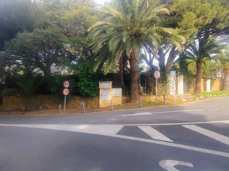 Plot for sale with an exclusive Luxury Villa project.