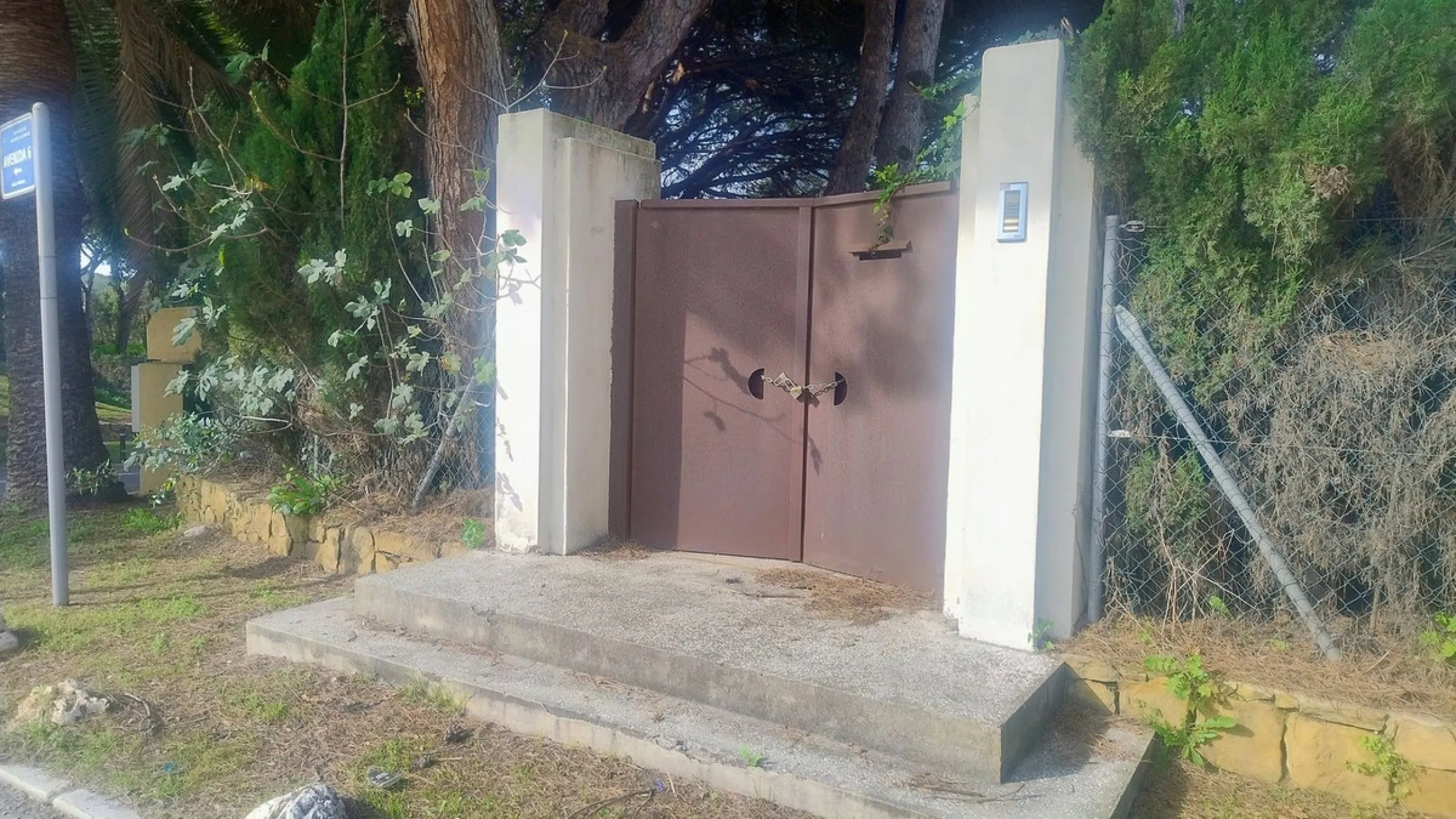 Plot for sale with an exclusive Luxury Villa project.