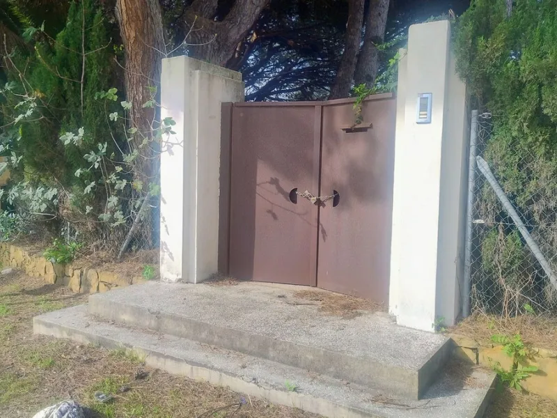Plot for sale with an exclusive Luxury Villa project.