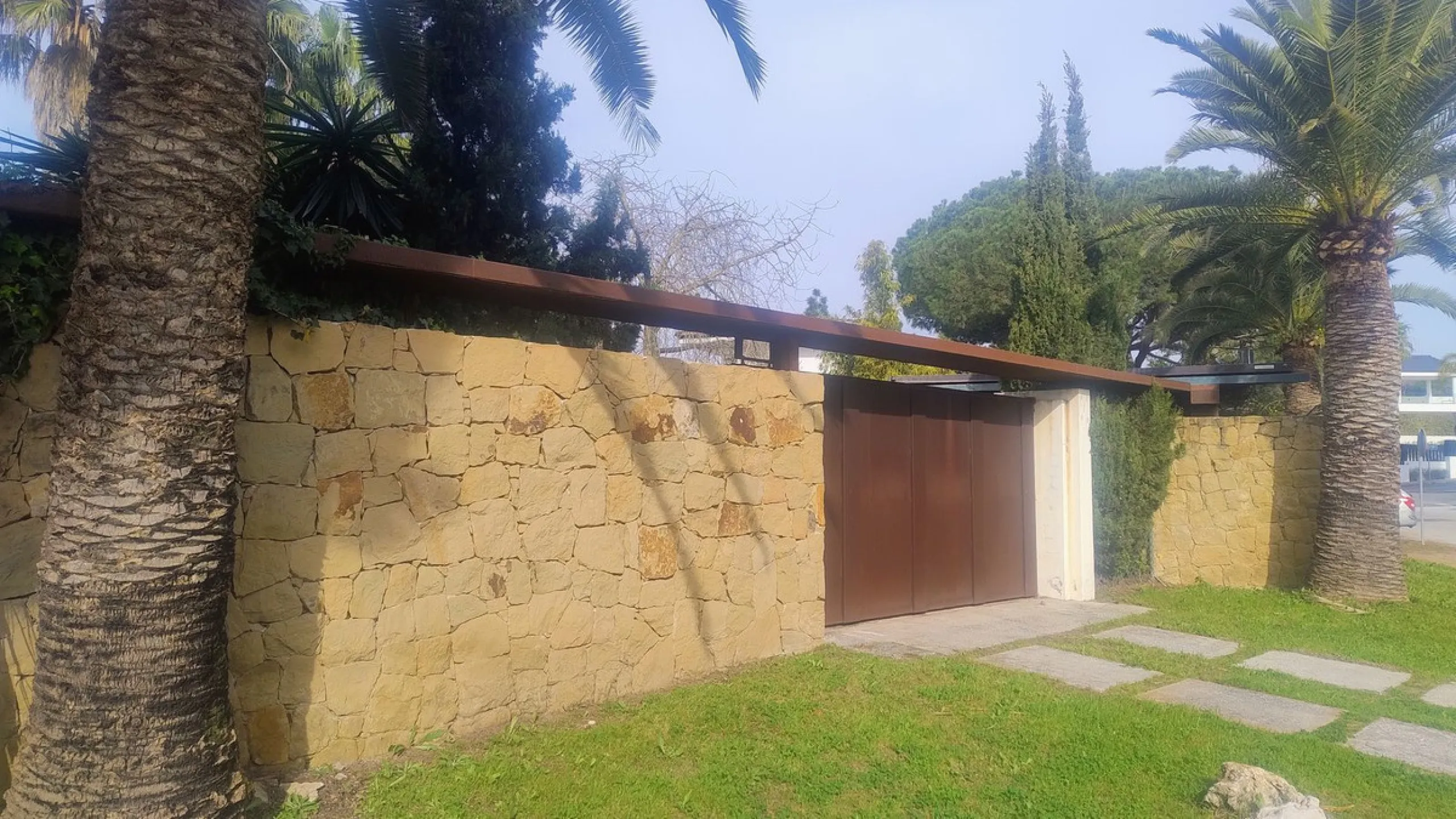 Plot for sale with an exclusive Luxury Villa project.