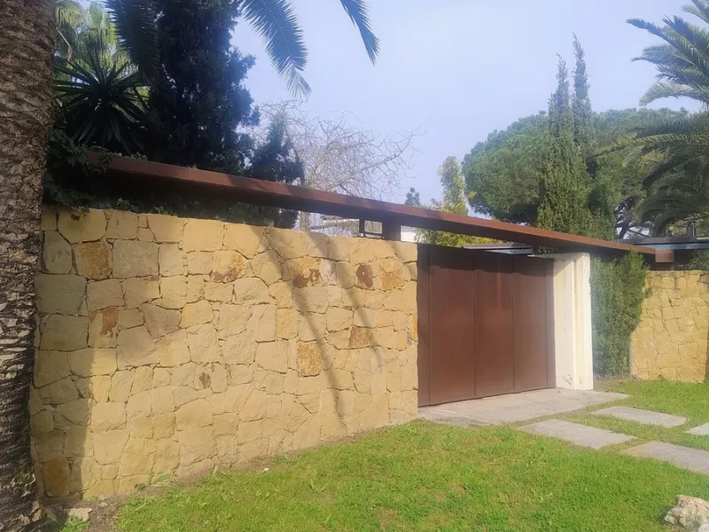 Plot for sale with an exclusive Luxury Villa project.