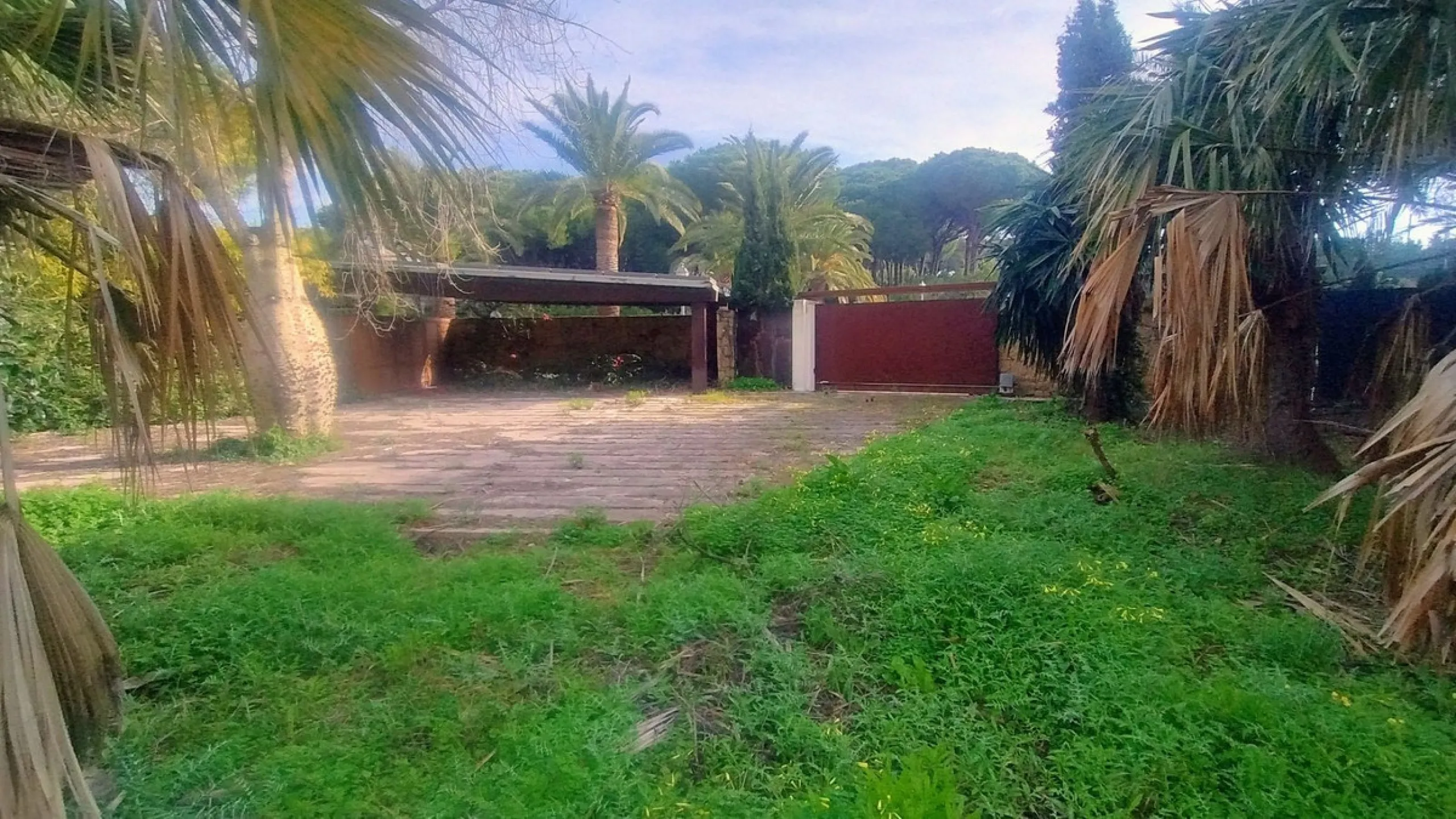 Plot for sale with an exclusive Luxury Villa project.