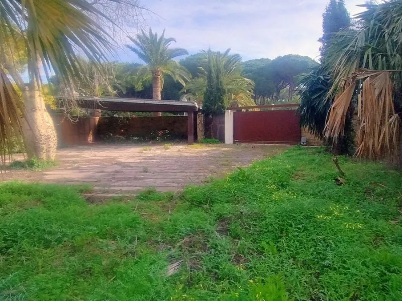 Plot for sale with an exclusive Luxury Villa project.