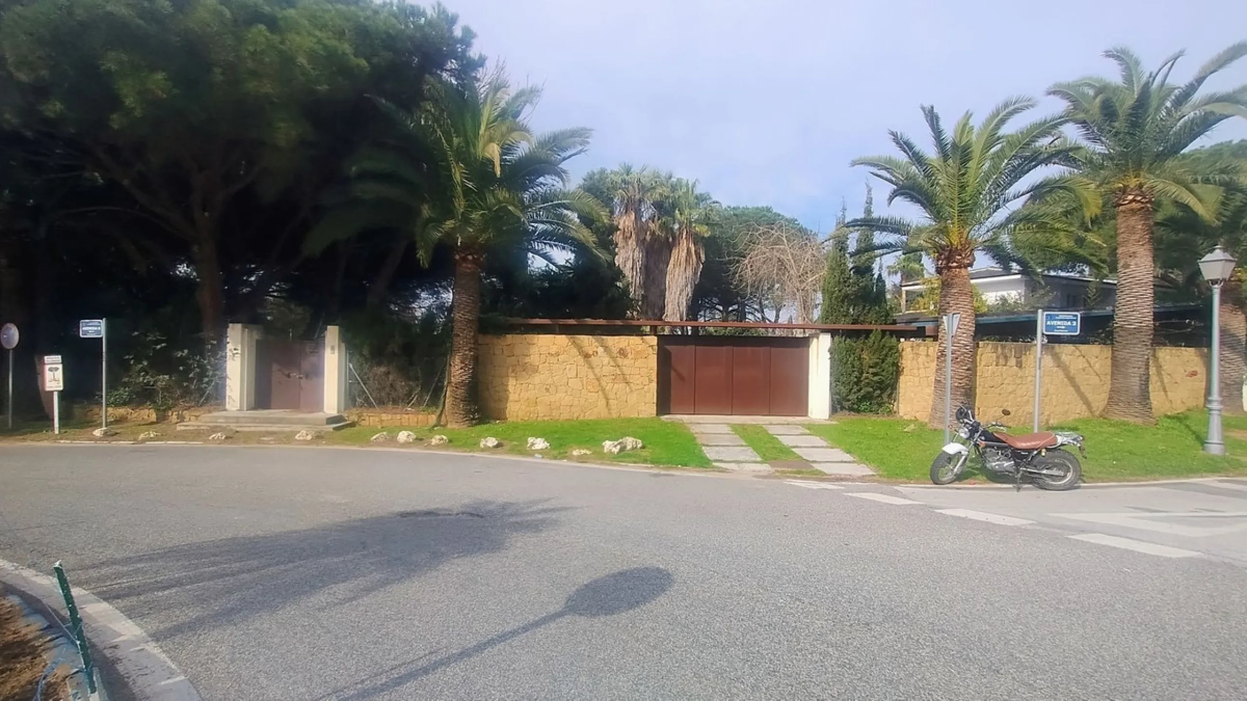 Plot for sale with an exclusive Luxury Villa project.