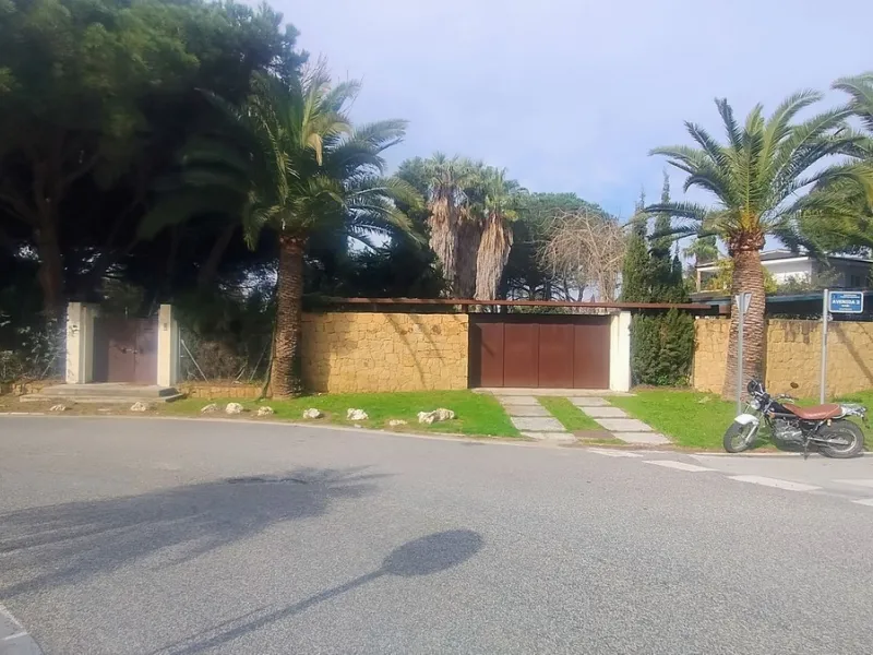 Plot for sale with an exclusive Luxury Villa project.