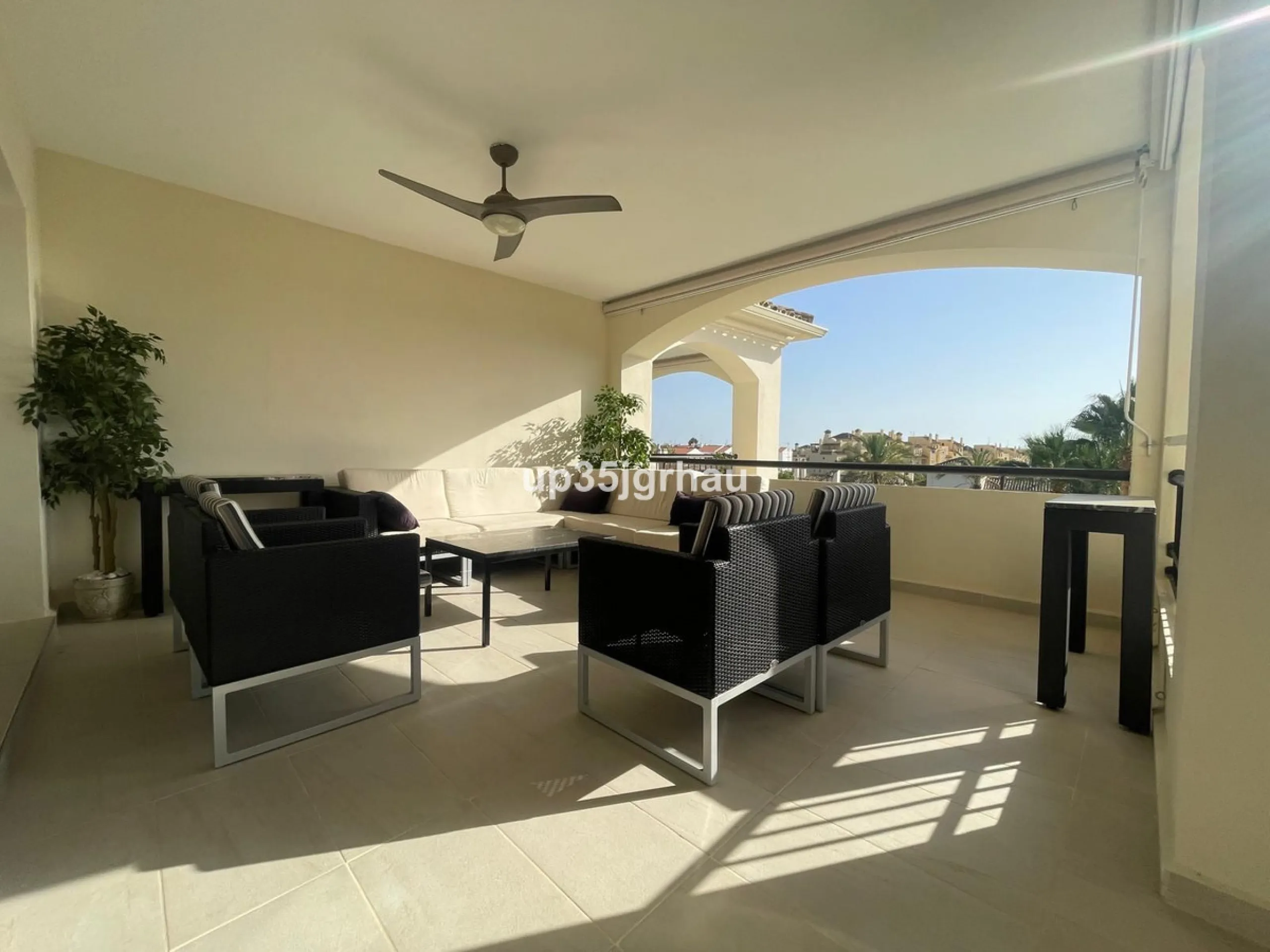 Fantastic penthouse in a beautiful complex in Selwo, in Estepona. It is located in a gated community with a large swimming pool, sauna, tropical gardens and paddle tennis court.