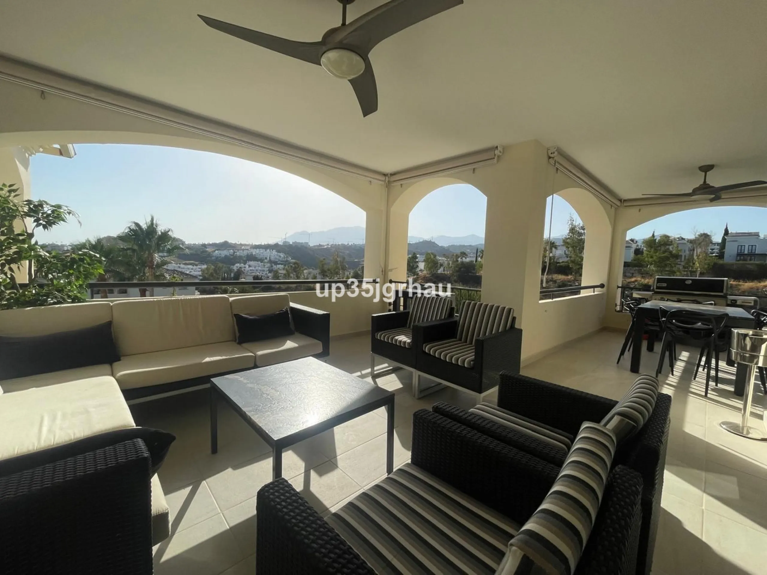 Fantastic penthouse in a beautiful complex in Selwo, in Estepona. It is located in a gated community with a large swimming pool, sauna, tropical gardens and paddle tennis court.