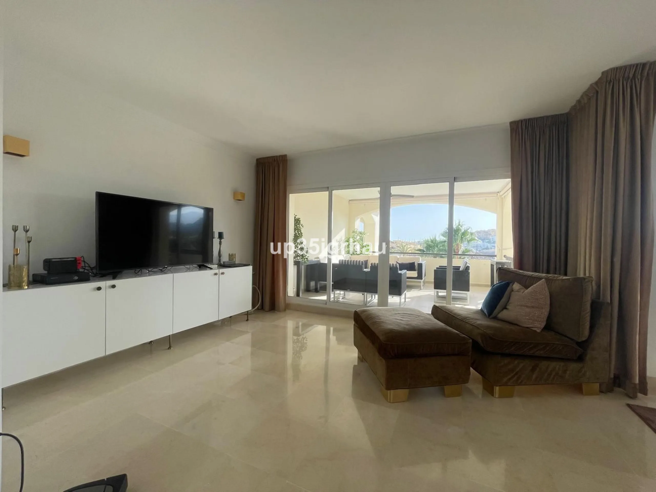 Fantastic penthouse in a beautiful complex in Selwo, in Estepona. It is located in a gated community with a large swimming pool, sauna, tropical gardens and paddle tennis court.