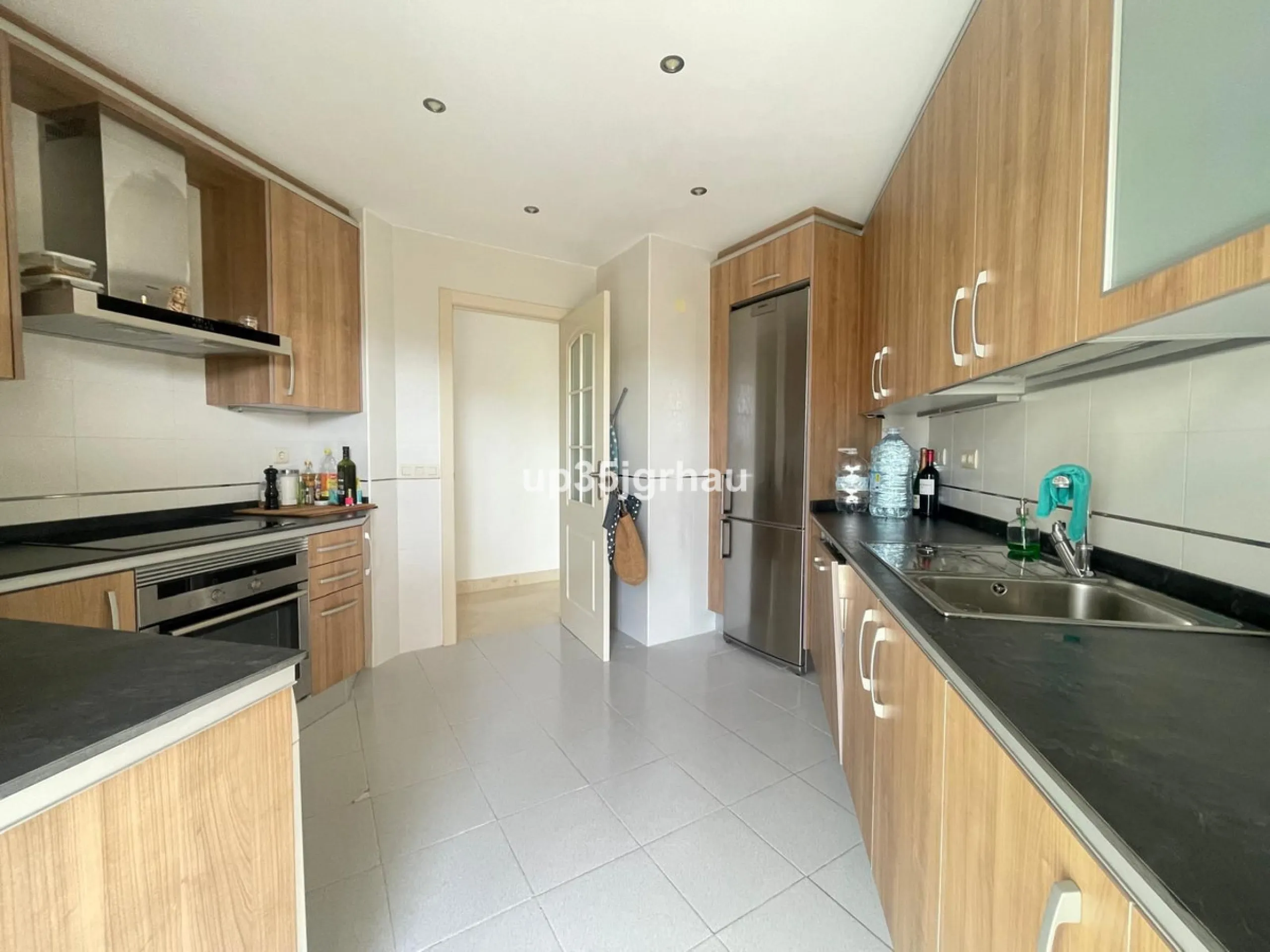 Fantastic penthouse in a beautiful complex in Selwo, in Estepona. It is located in a gated community with a large swimming pool, sauna, tropical gardens and paddle tennis court.