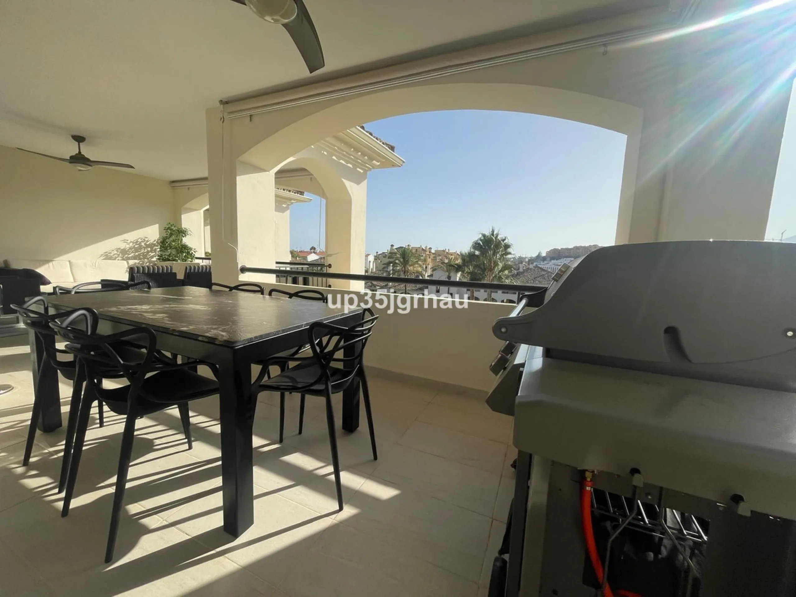 Fantastic penthouse in a beautiful complex in Selwo, in Estepona. It is located in a gated community with a large swimming pool, sauna, tropical gardens and paddle tennis court.