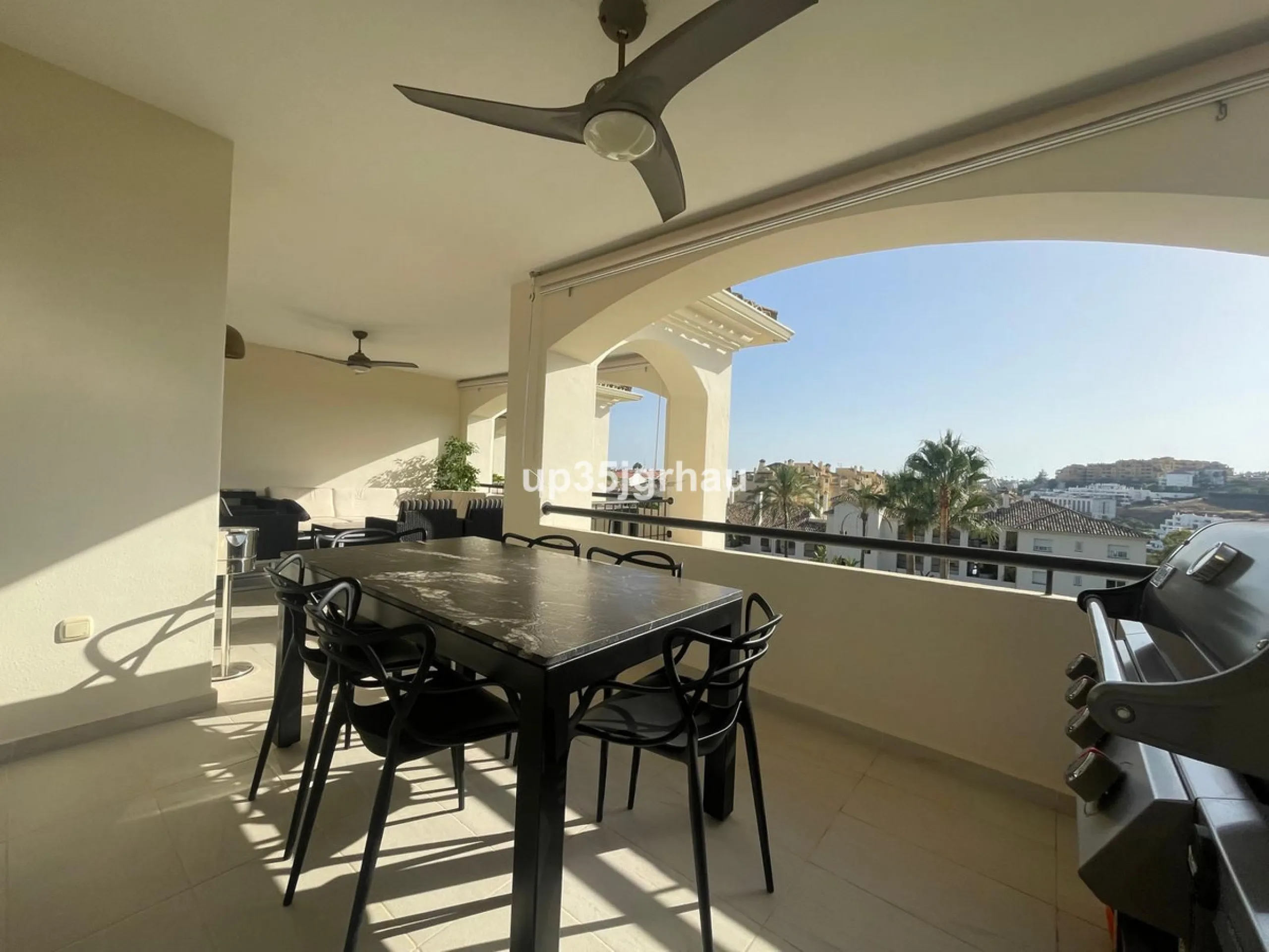 Fantastic penthouse in a beautiful complex in Selwo, in Estepona. It is located in a gated community with a large swimming pool, sauna, tropical gardens and paddle tennis court.