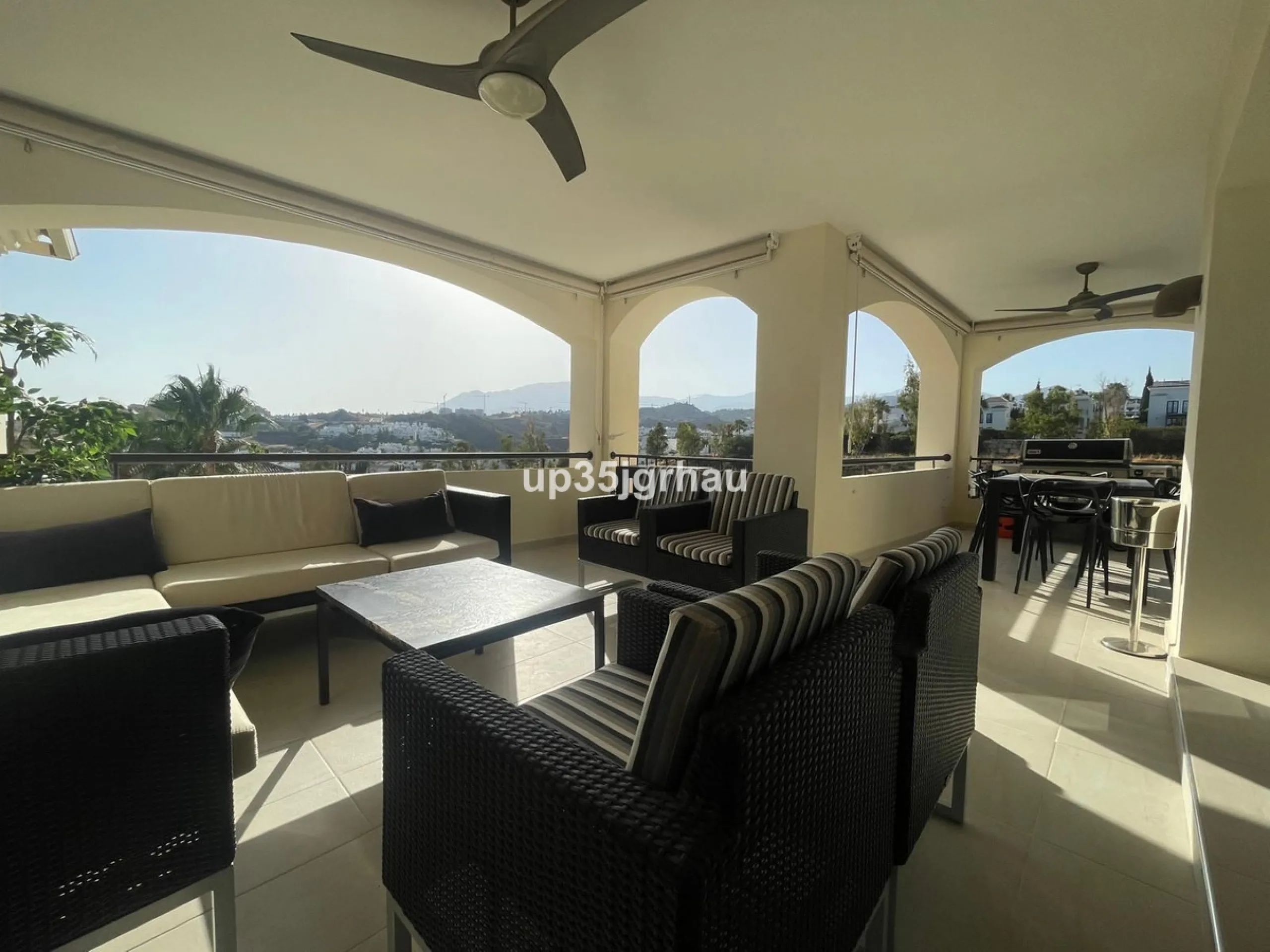 Fantastic penthouse in a beautiful complex in Selwo, in Estepona. It is located in a gated community with a large swimming pool, sauna, tropical gardens and paddle tennis court.