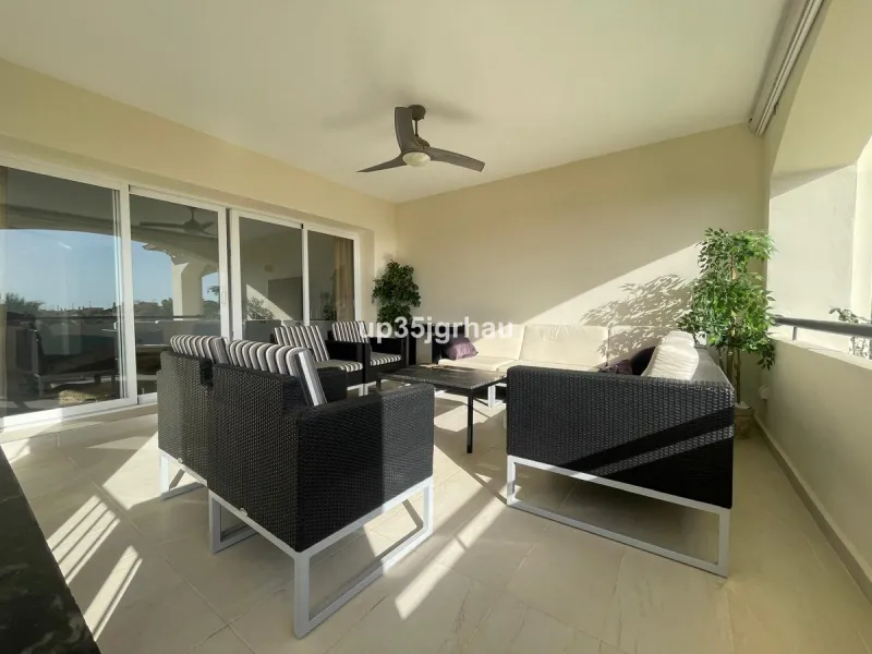 Fantastic penthouse in a beautiful complex in Selwo, in Estepona. It is located in a gated community with a large swimming pool, sauna, tropical gardens and paddle tennis court.