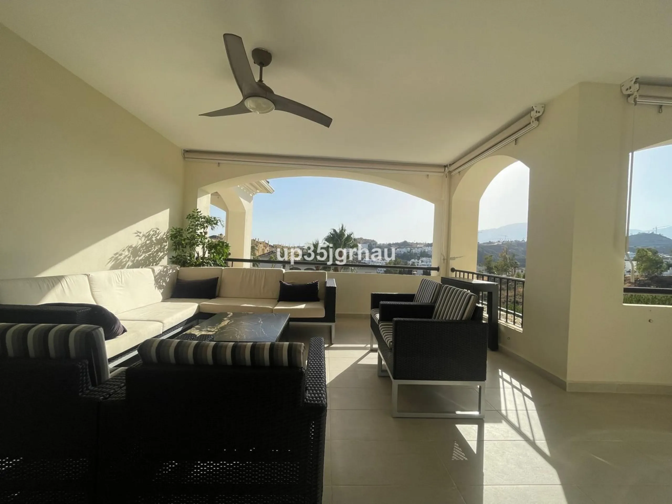 Fantastic penthouse in a beautiful complex in Selwo, in Estepona. It is located in a gated community with a large swimming pool, sauna, tropical gardens and paddle tennis court.