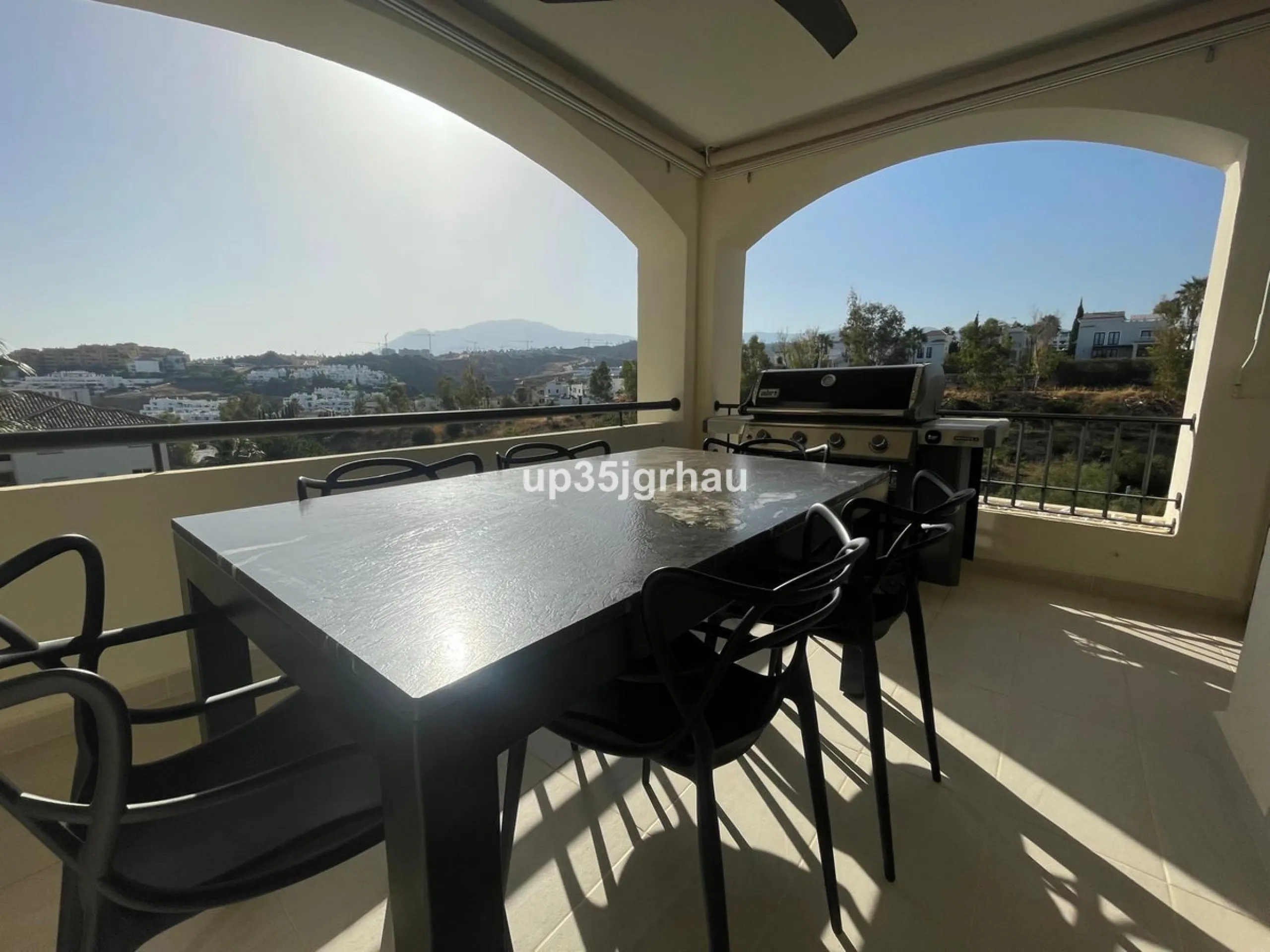Fantastic penthouse in a beautiful complex in Selwo, in Estepona. It is located in a gated community with a large swimming pool, sauna, tropical gardens and paddle tennis court.