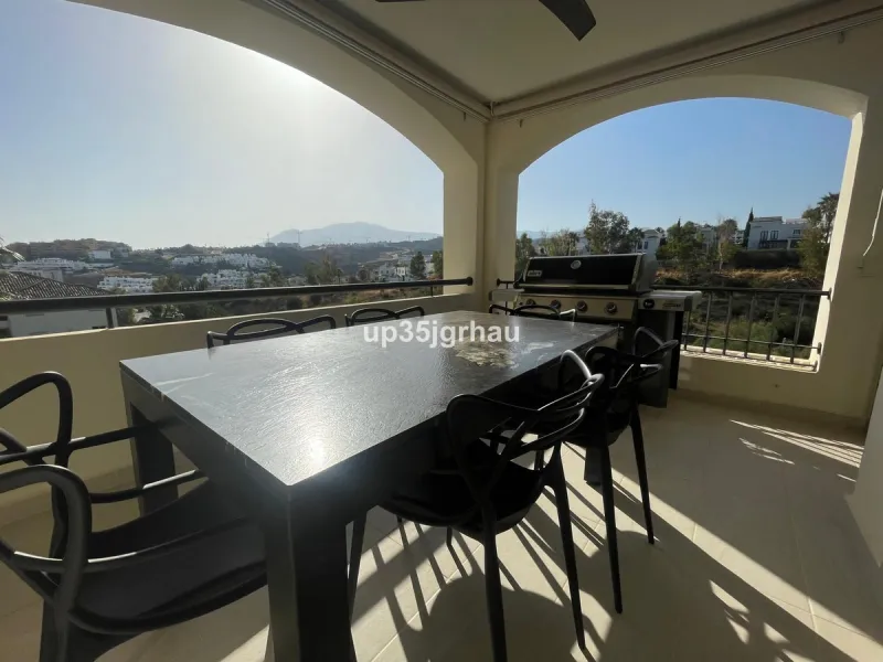 Fantastic penthouse in a beautiful complex in Selwo, in Estepona. It is located in a gated community with a large swimming pool, sauna, tropical gardens and paddle tennis court.
