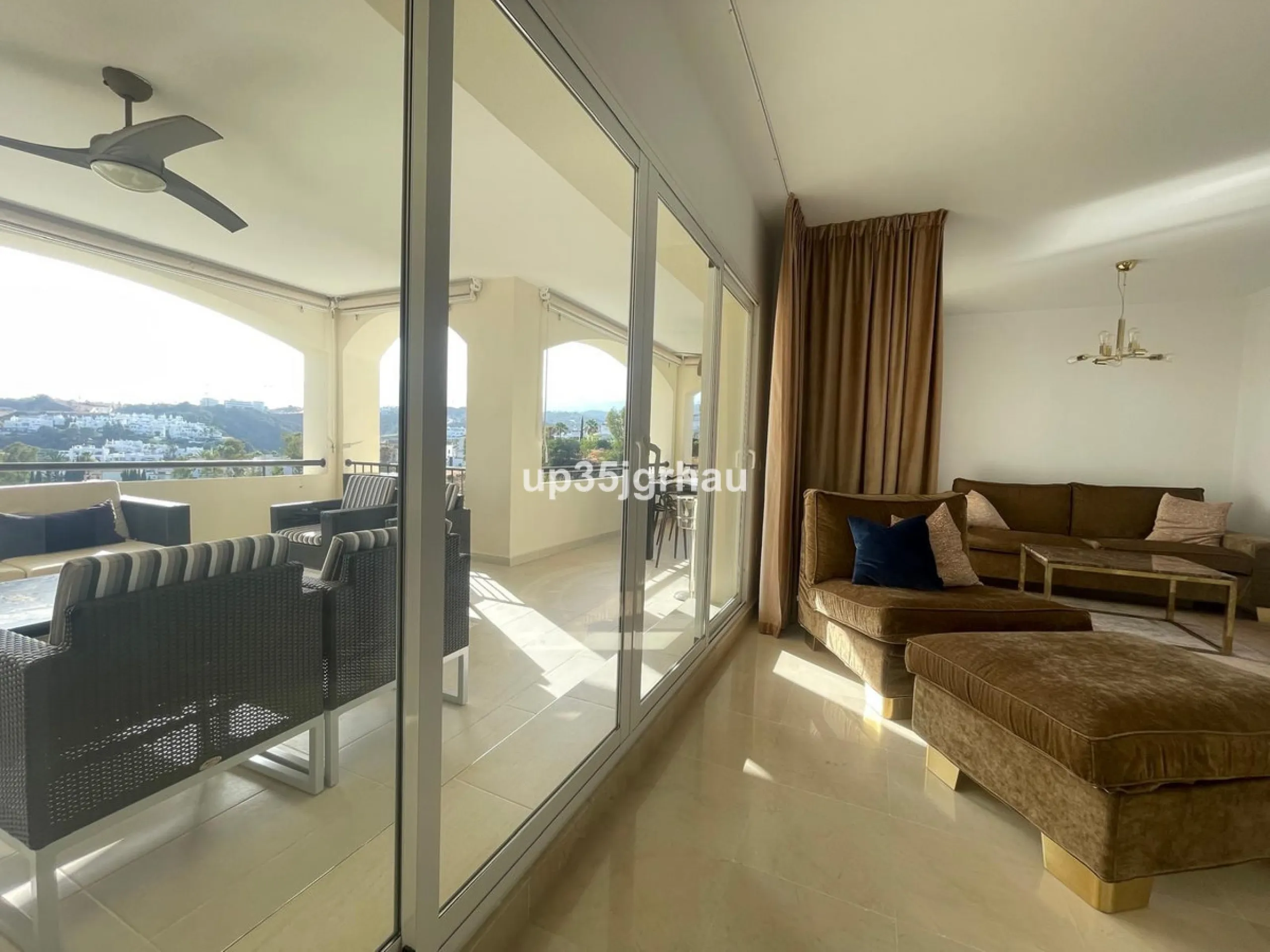 Fantastic penthouse in a beautiful complex in Selwo, in Estepona. It is located in a gated community with a large swimming pool, sauna, tropical gardens and paddle tennis court.