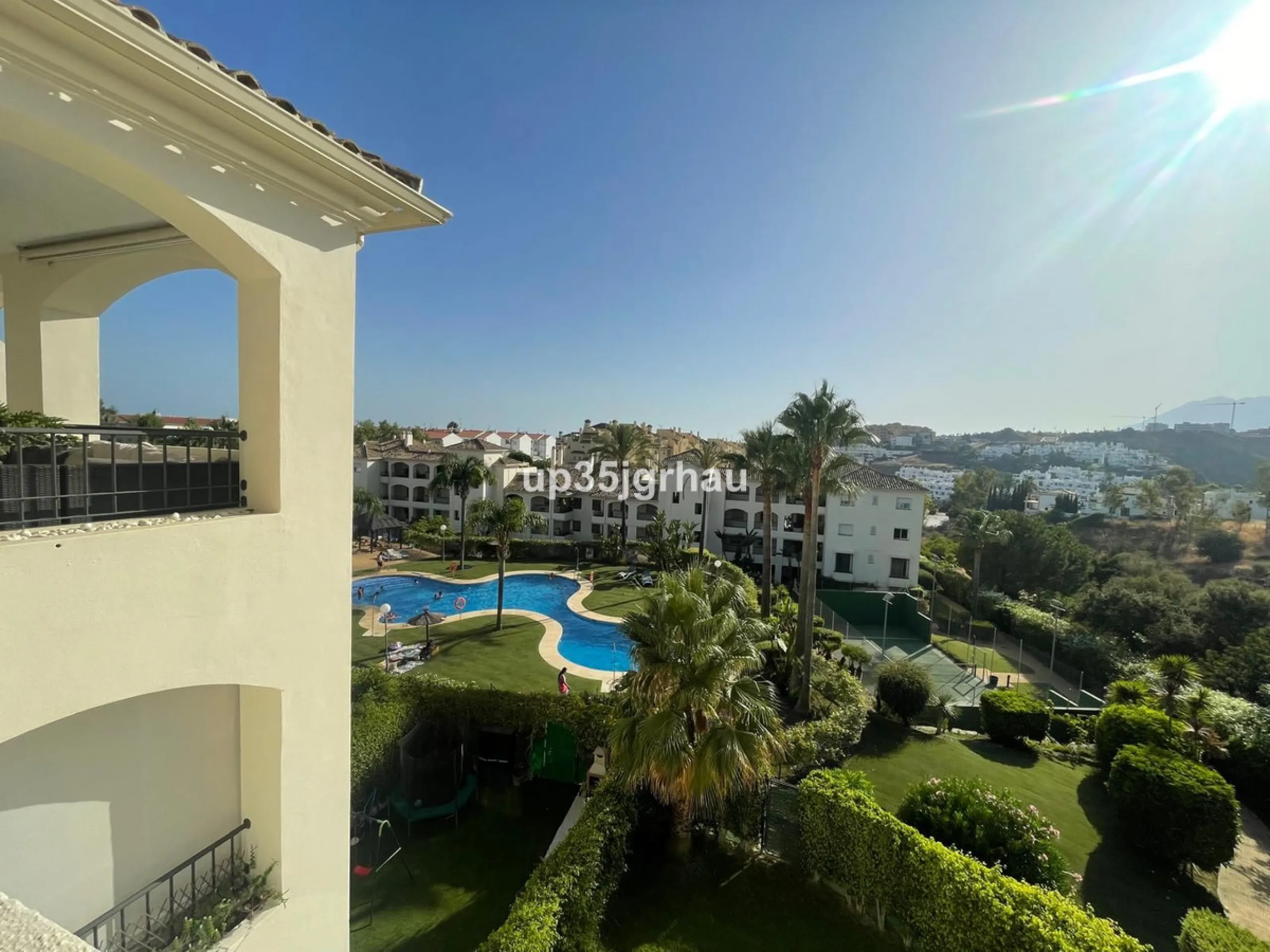 Fantastic penthouse in a beautiful complex in Selwo, in Estepona. It is located in a gated community with a large swimming pool, sauna, tropical gardens and paddle tennis court.