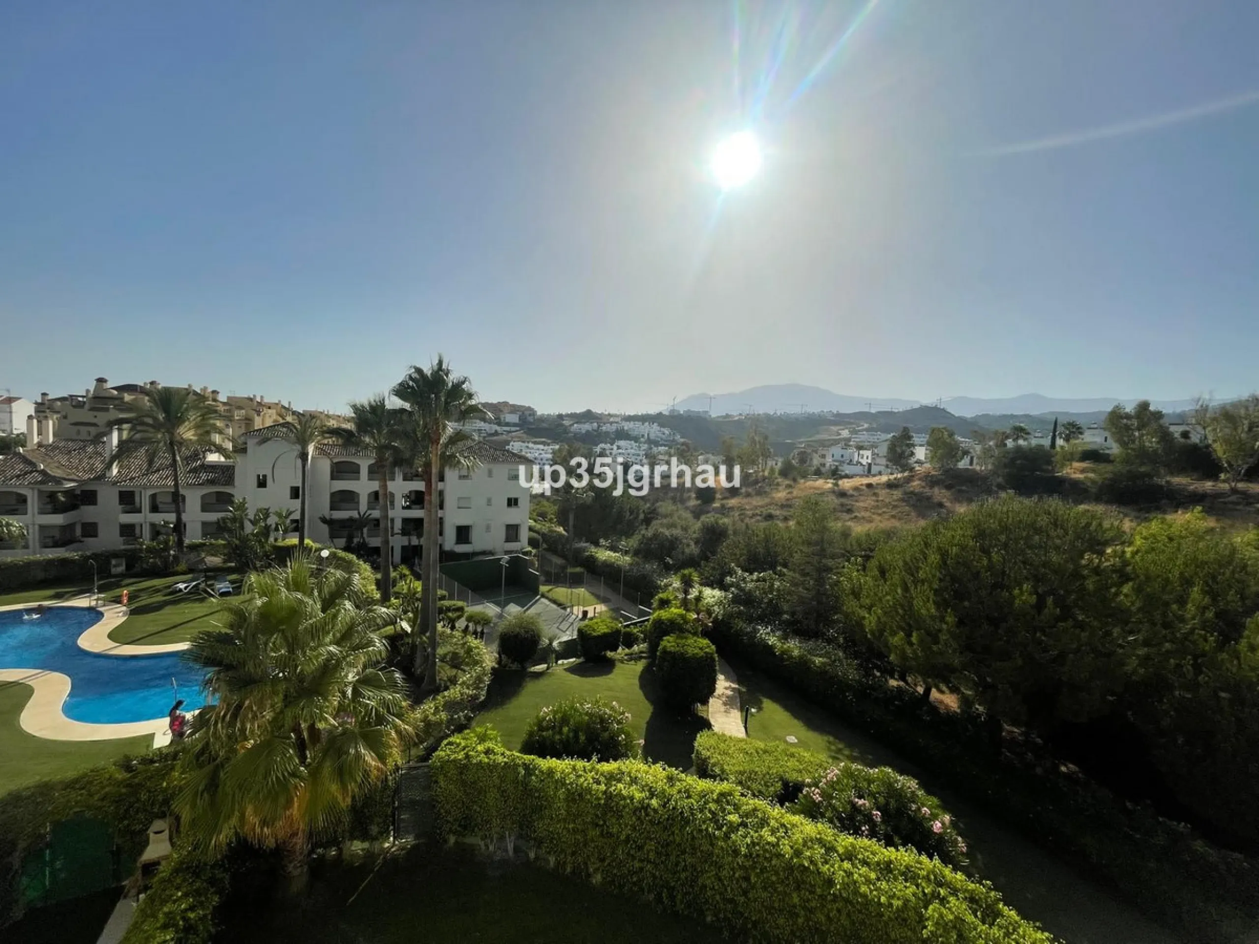 Fantastic penthouse in a beautiful complex in Selwo, in Estepona. It is located in a gated community with a large swimming pool, sauna, tropical gardens and paddle tennis court.