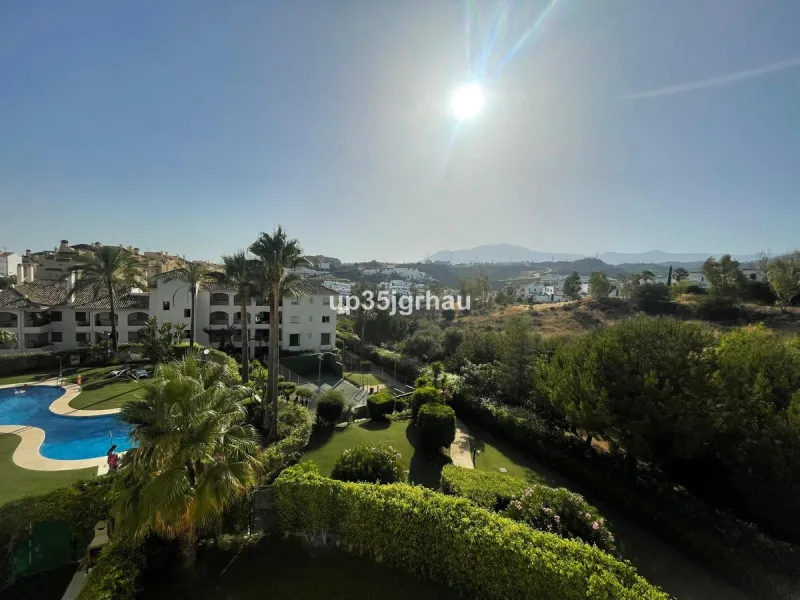 Fantastic penthouse in a beautiful complex in Selwo, in Estepona. It is located in a gated community with a large swimming pool, sauna, tropical gardens and paddle tennis court.