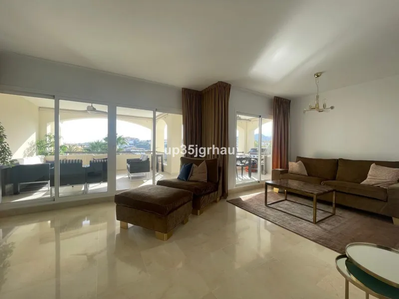 Fantastic penthouse in a beautiful complex in Selwo, in Estepona. It is located in a gated community with a large swimming pool, sauna, tropical gardens and paddle tennis court.