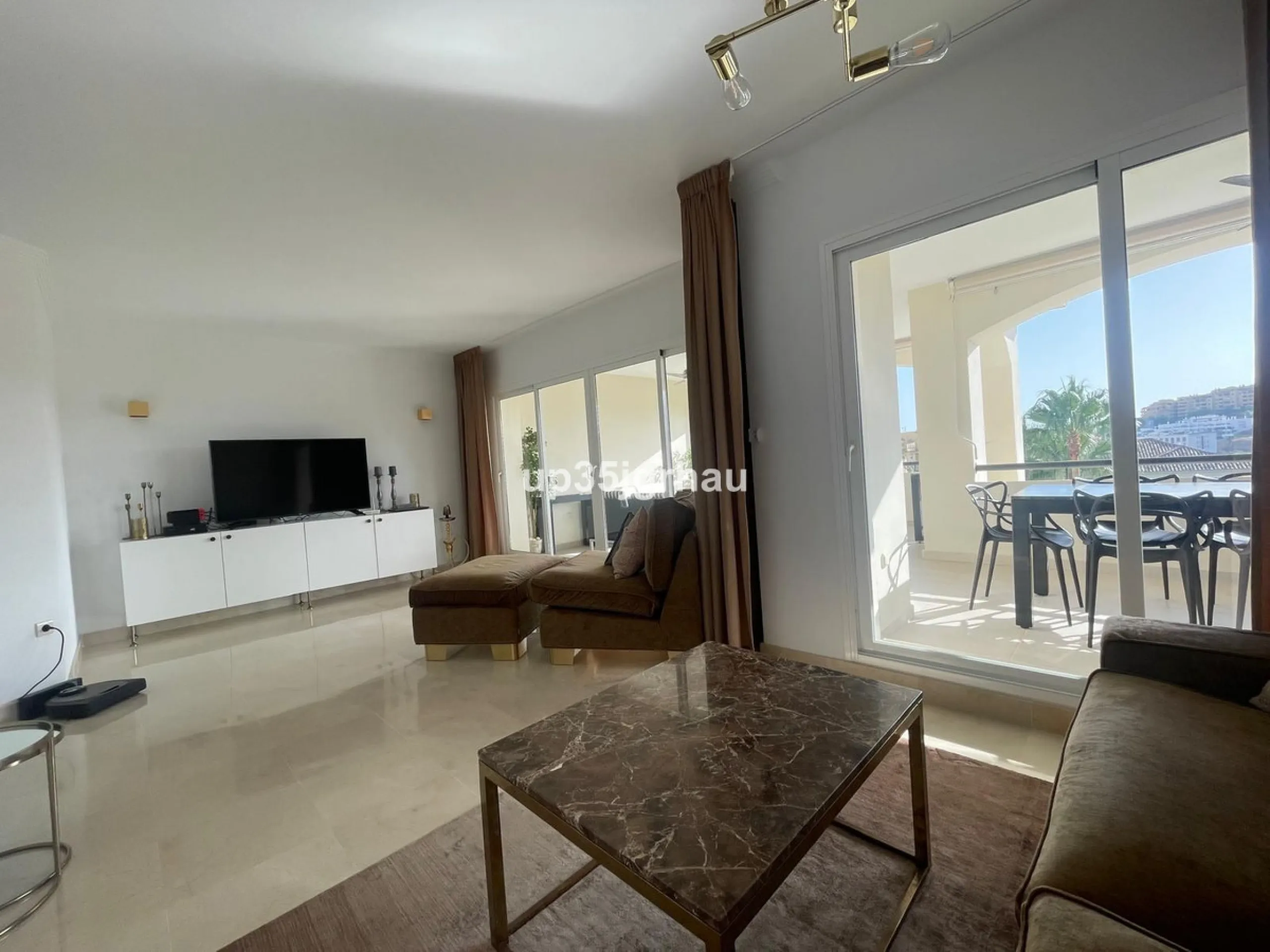 Fantastic penthouse in a beautiful complex in Selwo, in Estepona. It is located in a gated community with a large swimming pool, sauna, tropical gardens and paddle tennis court.