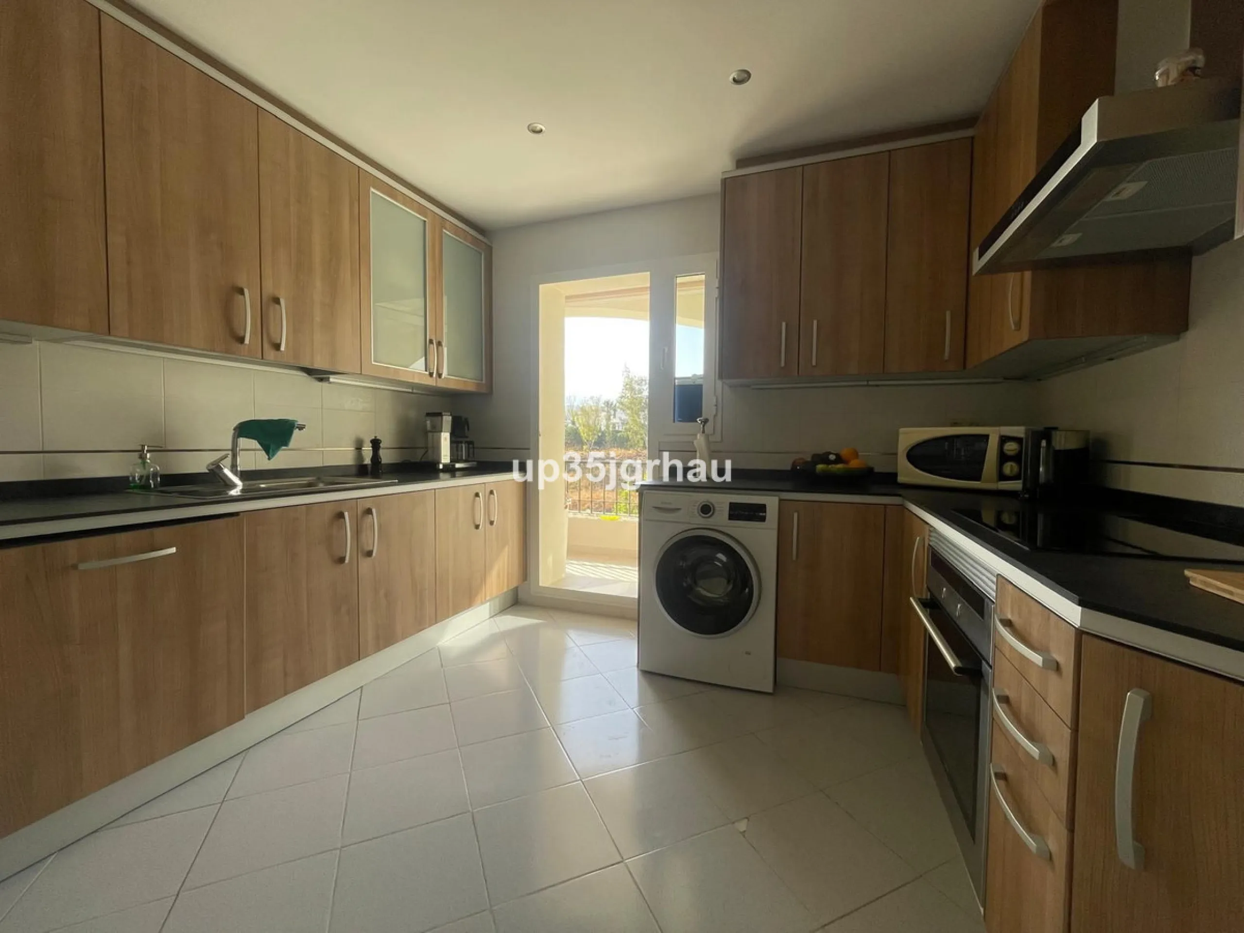 Fantastic penthouse in a beautiful complex in Selwo, in Estepona. It is located in a gated community with a large swimming pool, sauna, tropical gardens and paddle tennis court.
