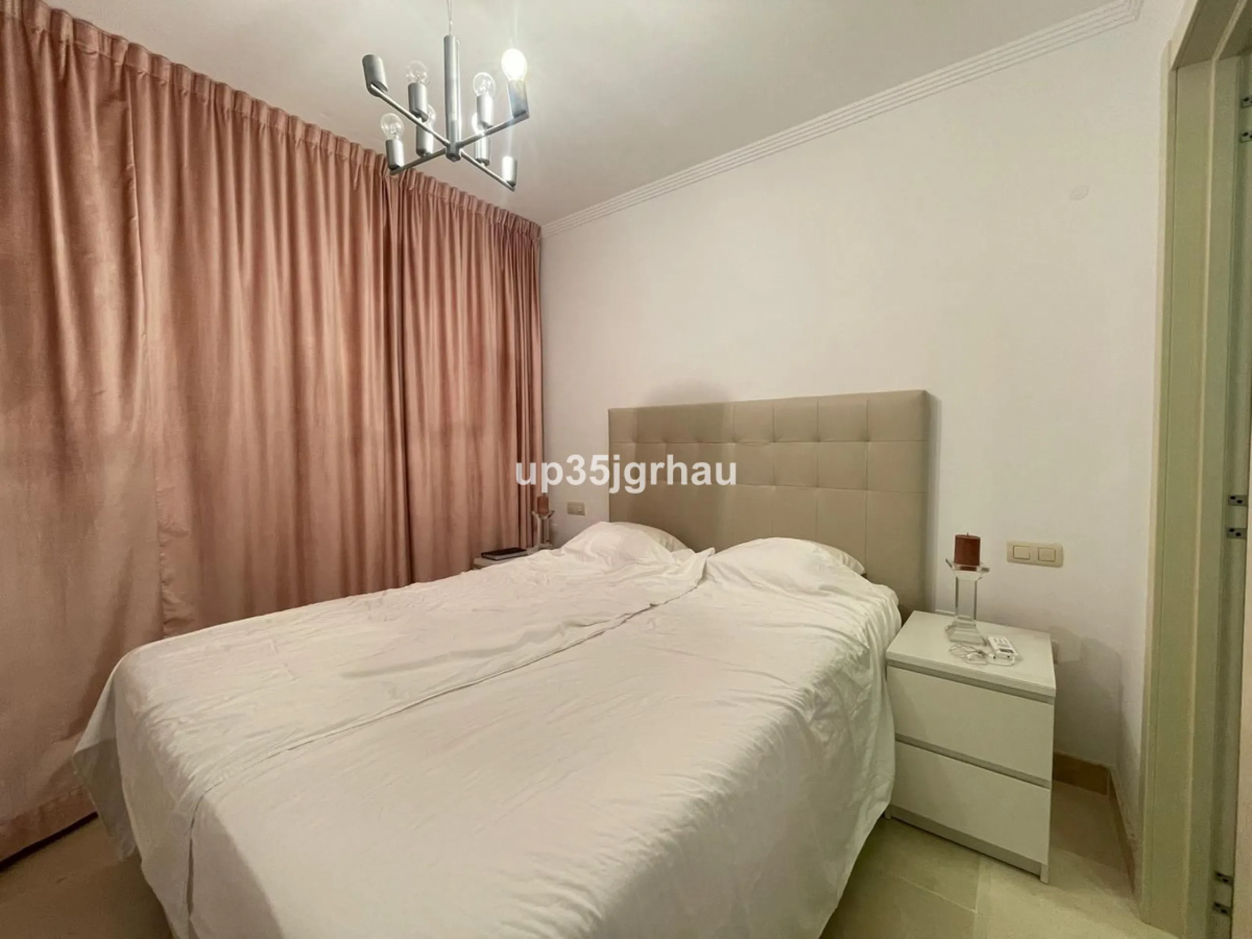 Fantastic penthouse in a beautiful complex in Selwo, in Estepona. It is located in a gated community with a large swimming pool, sauna, tropical gardens and paddle tennis court.