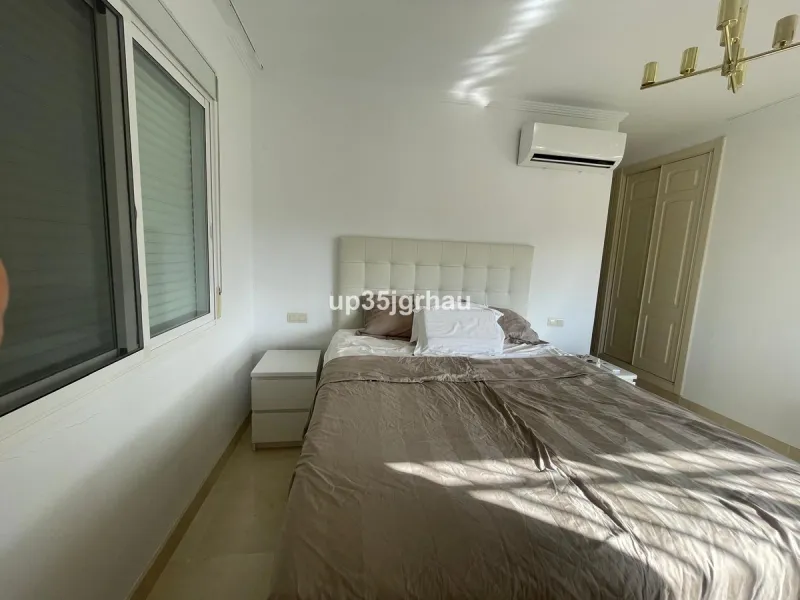 Fantastic penthouse in a beautiful complex in Selwo, in Estepona. It is located in a gated community with a large swimming pool, sauna, tropical gardens and paddle tennis court.