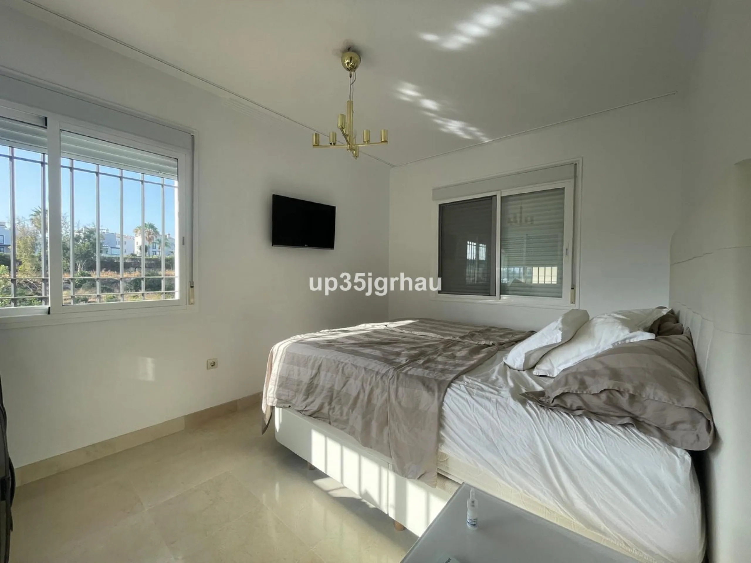Fantastic penthouse in a beautiful complex in Selwo, in Estepona. It is located in a gated community with a large swimming pool, sauna, tropical gardens and paddle tennis court.