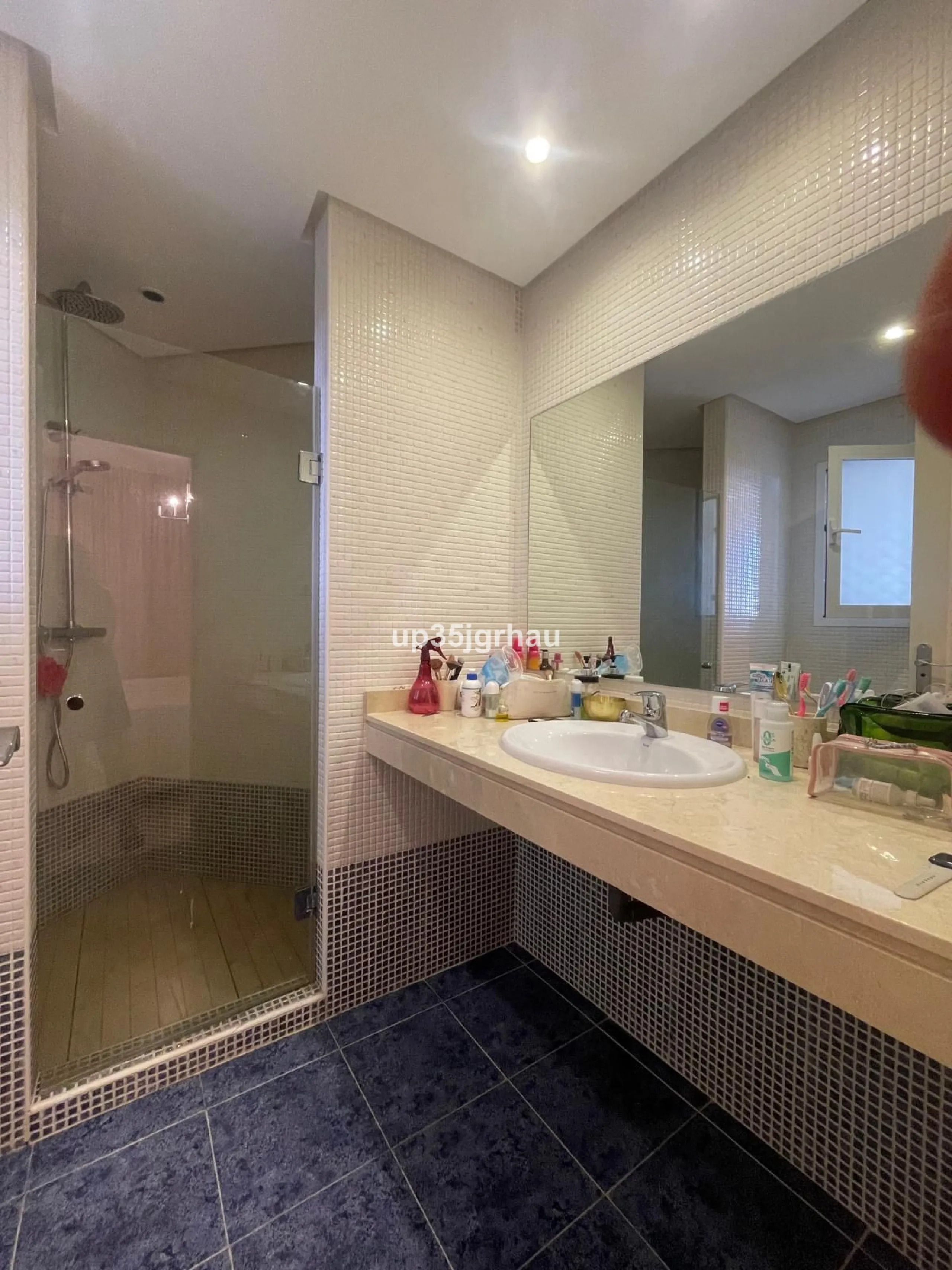 Fantastic penthouse in a beautiful complex in Selwo, in Estepona. It is located in a gated community with a large swimming pool, sauna, tropical gardens and paddle tennis court.