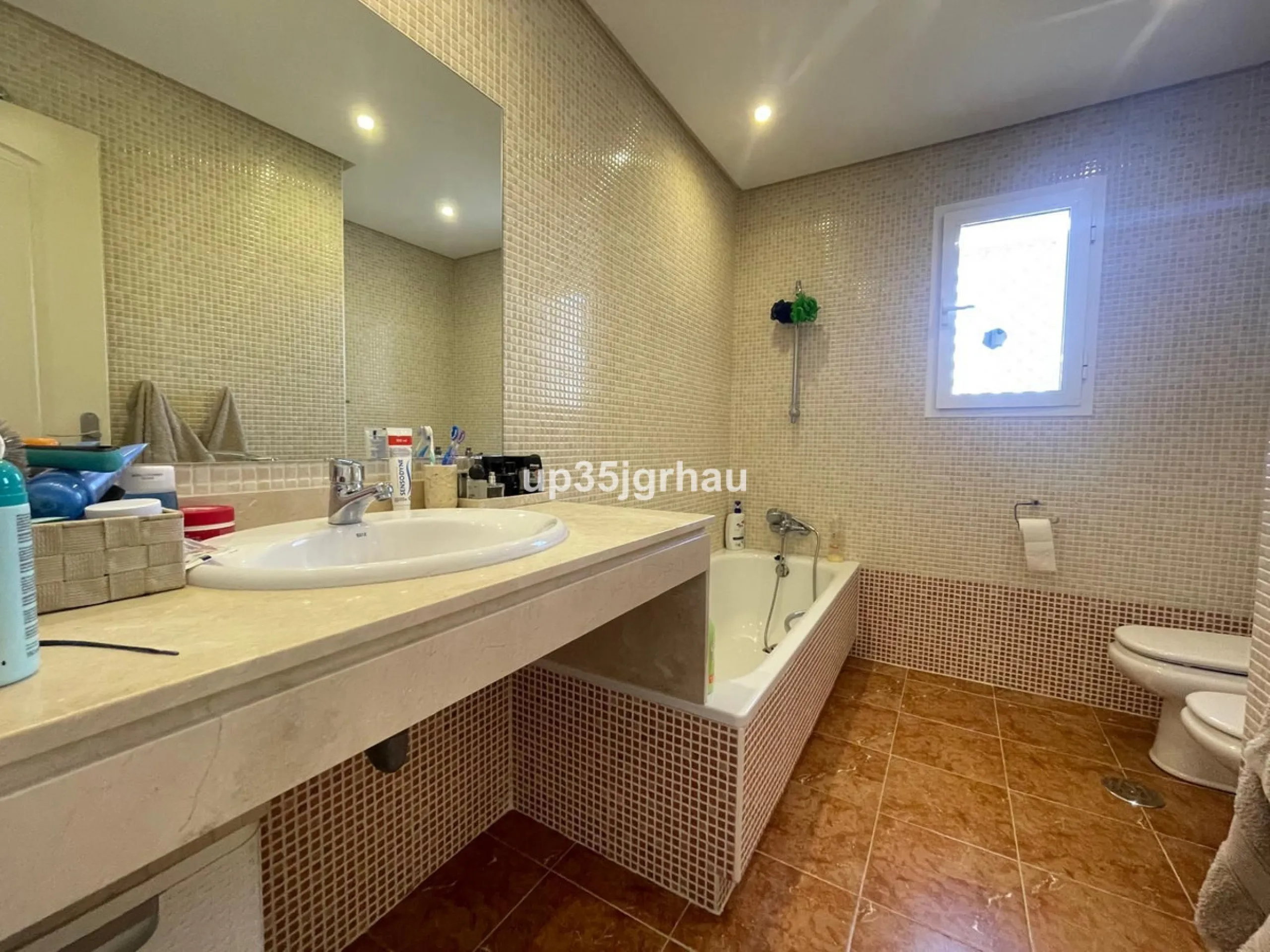 Fantastic penthouse in a beautiful complex in Selwo, in Estepona. It is located in a gated community with a large swimming pool, sauna, tropical gardens and paddle tennis court.