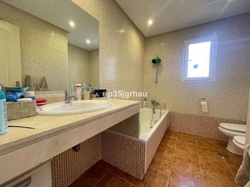 Fantastic penthouse in a beautiful complex in Selwo, in Estepona. It is located in a gated community with a large swimming pool, sauna, tropical gardens and paddle tennis court.