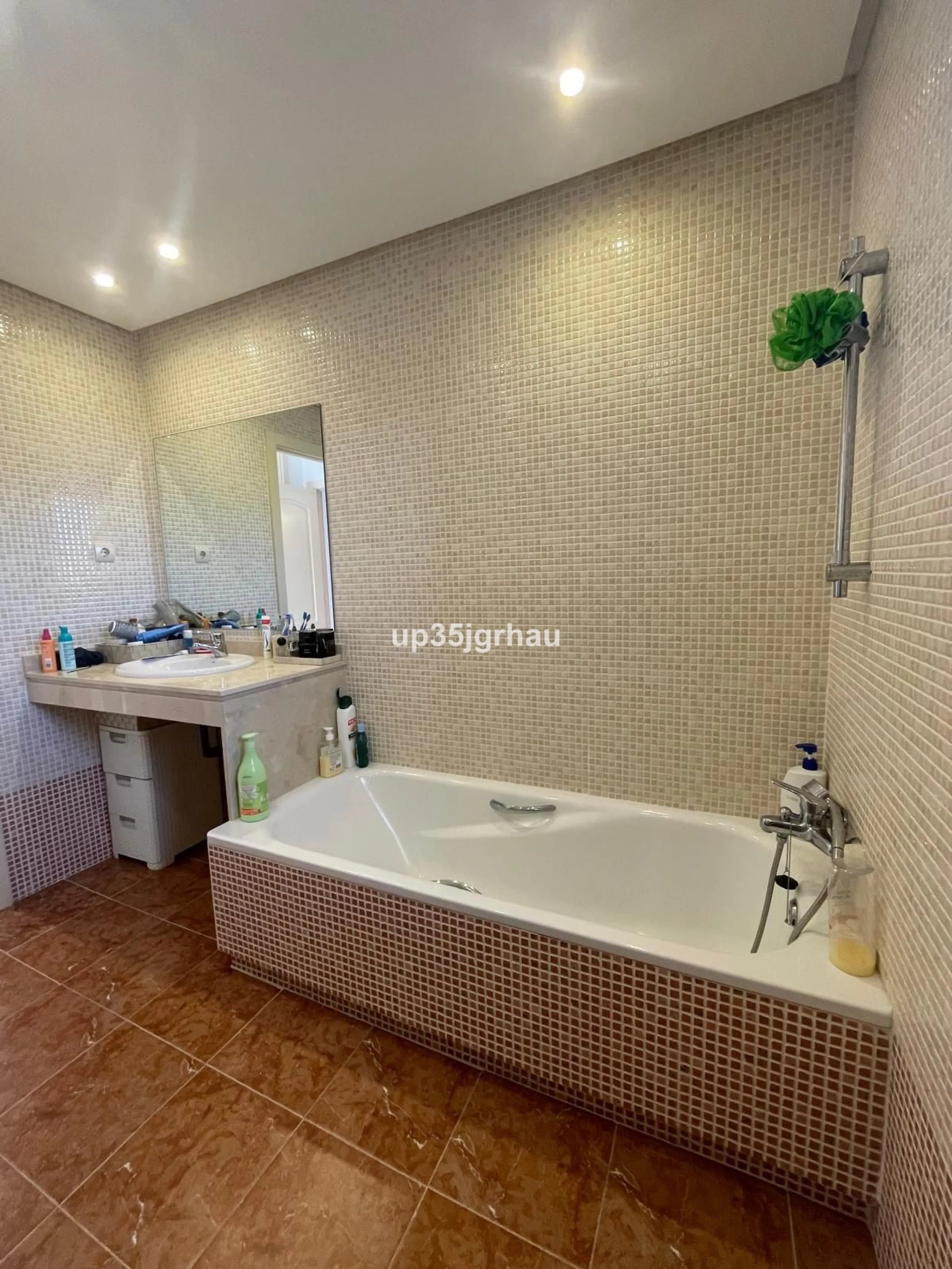 Fantastic penthouse in a beautiful complex in Selwo, in Estepona. It is located in a gated community with a large swimming pool, sauna, tropical gardens and paddle tennis court.
