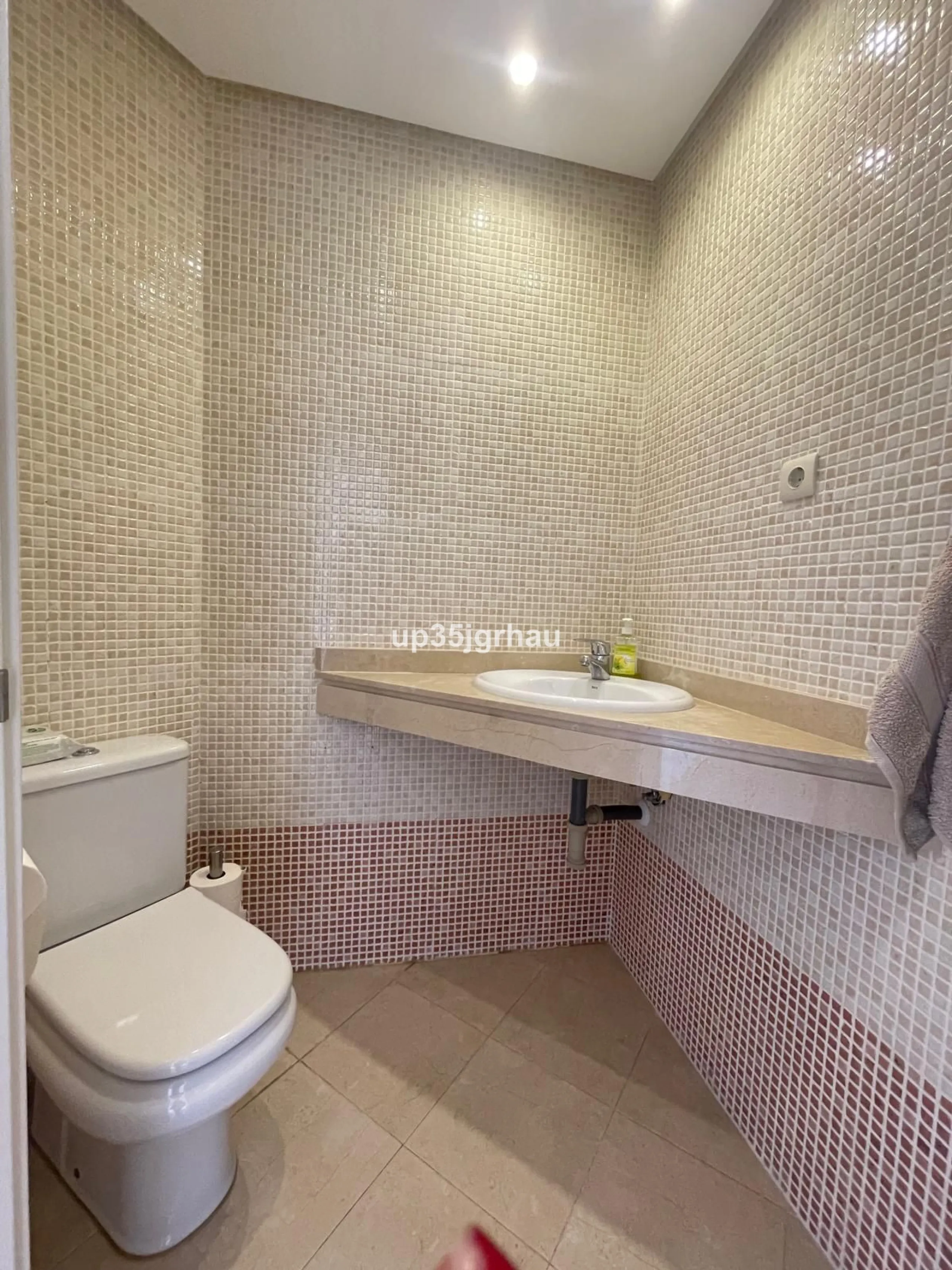Fantastic penthouse in a beautiful complex in Selwo, in Estepona. It is located in a gated community with a large swimming pool, sauna, tropical gardens and paddle tennis court.