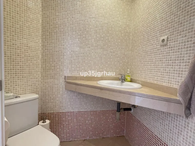 Fantastic penthouse in a beautiful complex in Selwo, in Estepona. It is located in a gated community with a large swimming pool, sauna, tropical gardens and paddle tennis court.