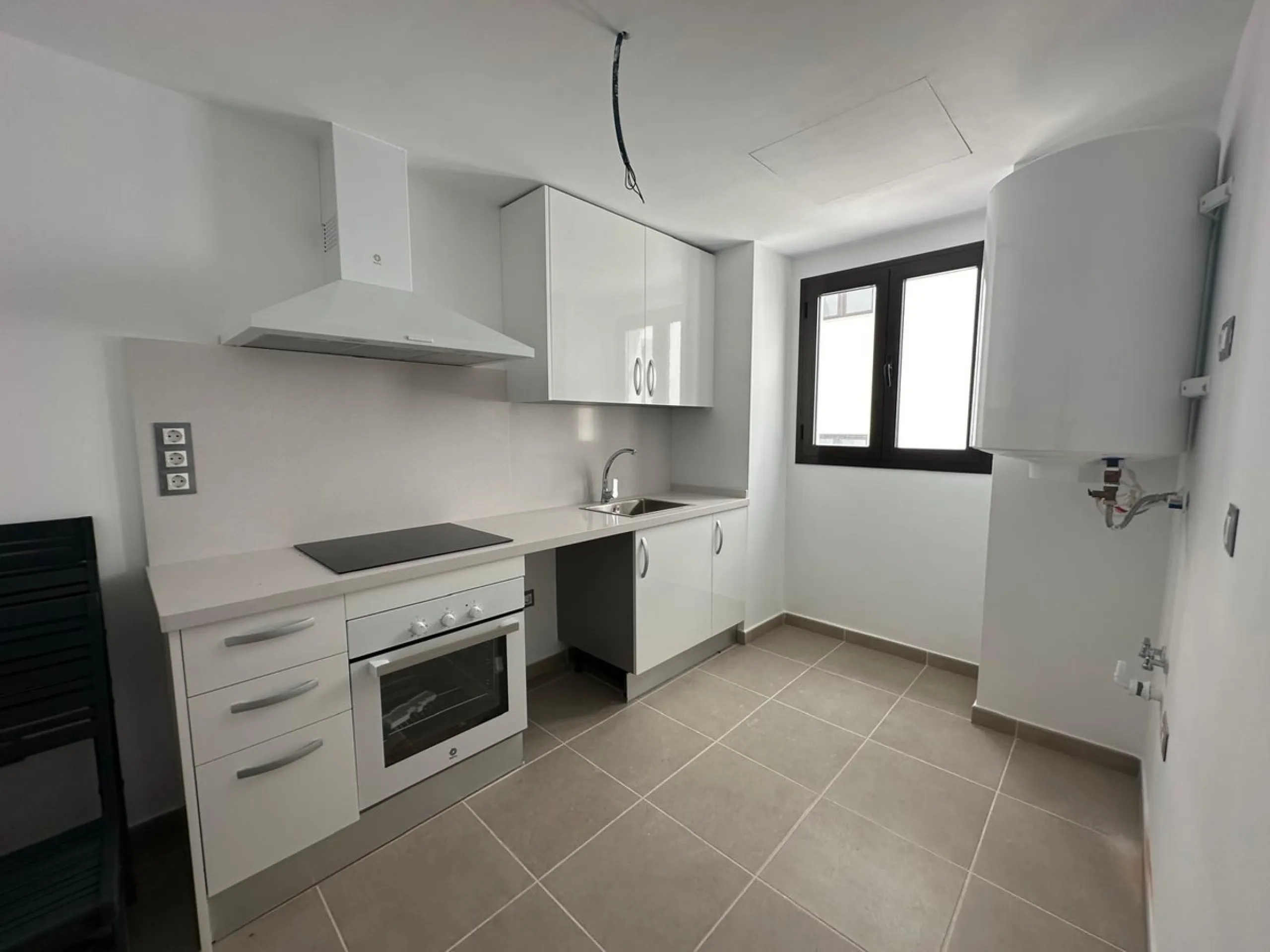 Discover your dream penthouse in the heart of Estepona ready to move in! This is a modern 160m² penthouse, newly built in 2023, offering you an exclusive lifestyle with all the comforts at your fingertips. Located on the 6th floor, this exterior home feat