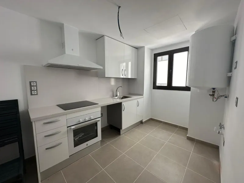 Discover your dream penthouse in the heart of Estepona ready to move in! This is a modern 160m² penthouse, newly built in 2023, offering you an exclusive lifestyle with all the comforts at your fingertips. Located on the 6th floor, this exterior home feat