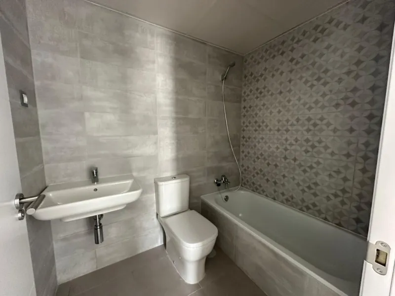 Discover your dream penthouse in the heart of Estepona ready to move in! This is a modern 160m² penthouse, newly built in 2023, offering you an exclusive lifestyle with all the comforts at your fingertips. Located on the 6th floor, this exterior home feat